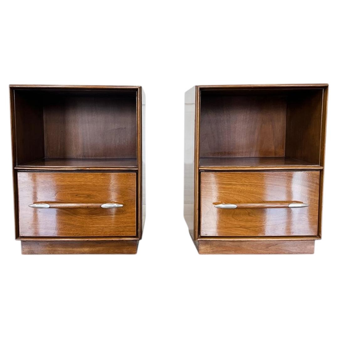 Tables de chevet en noyer « Widdicomb » de T. H. Robsjohn-Gibbings – Une paire