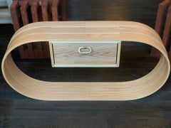 Tavolino in legno di frassino curvato con un cassetto, di Megan Remington