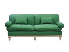 Canapé sur mesure en chêne sculpté et lin vert, par Steven Gambrel