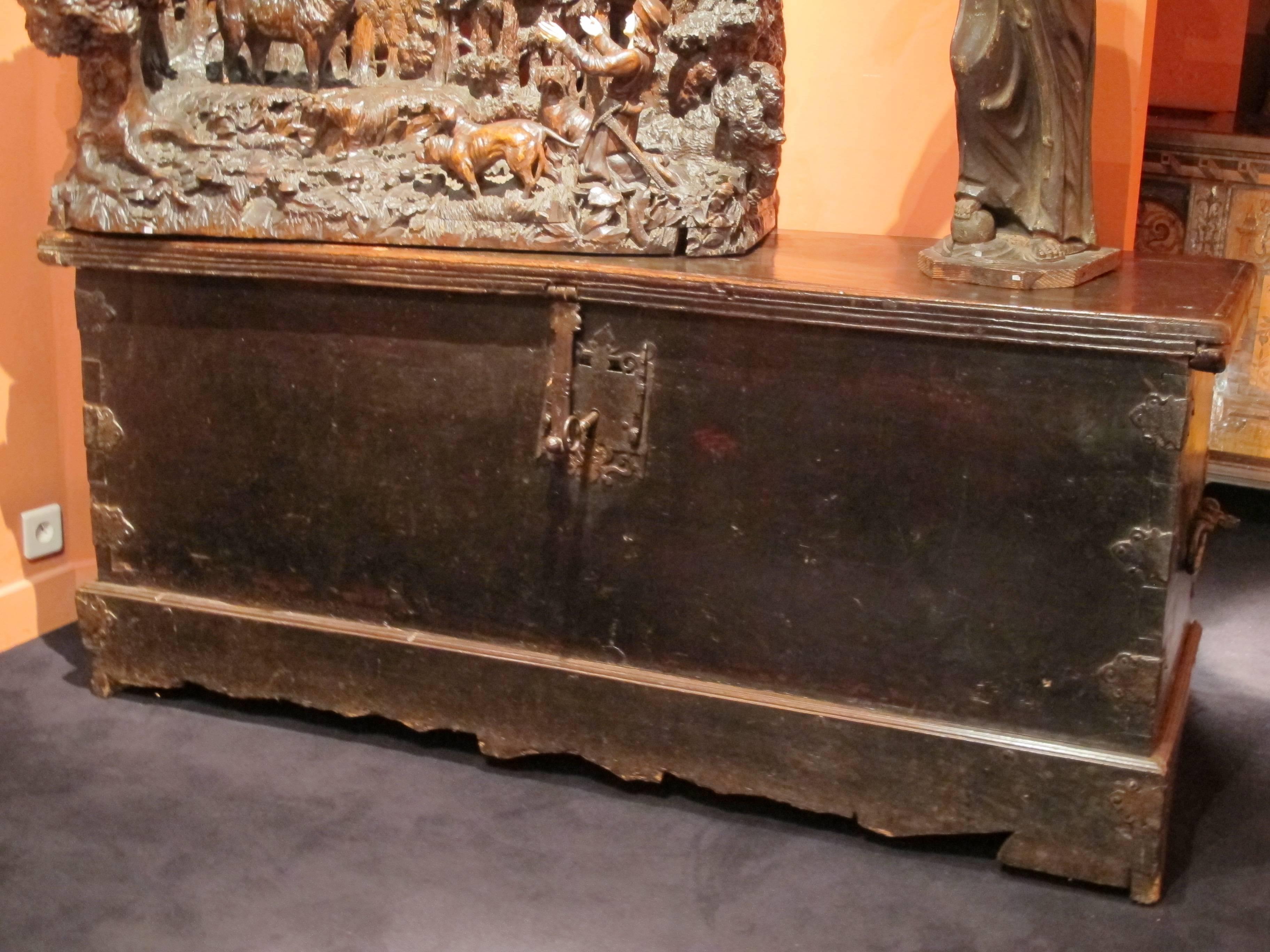Important walnut and iron chest

Origin: North of Spain
Period: 16th century

Measure: 
Height 78 cm
Length 173 cm
Depth 56 cm 

Walnut.