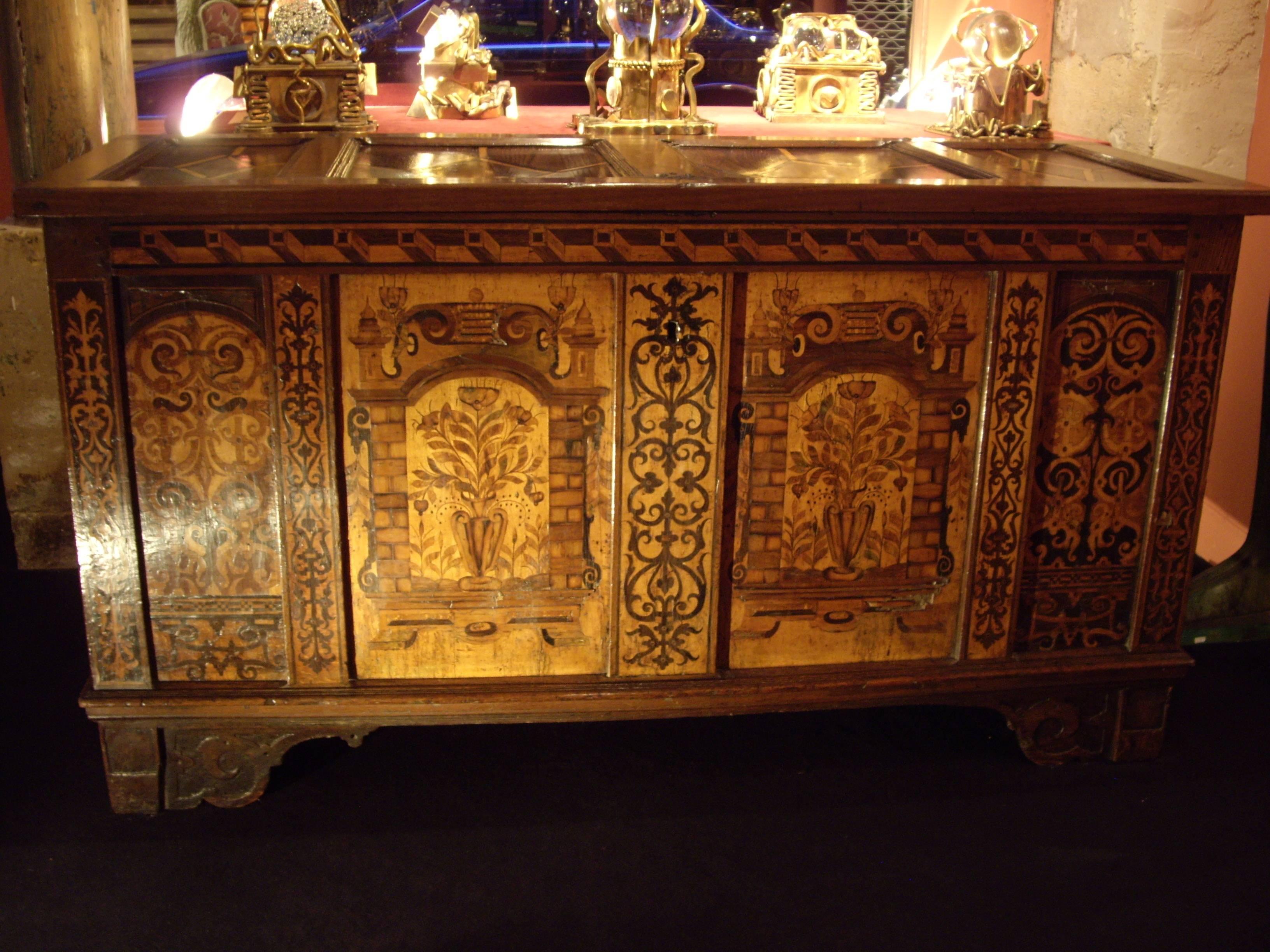 Origin: Rehnish or Alsatian
Period: Third quarter of the 16th century

Height: 86 cm
Wide: 158.5 cm
Depth: 60 cm

With a rectangular top with four recessed panels with a diaper motif above an angled dentil frieze, the front panelled with two