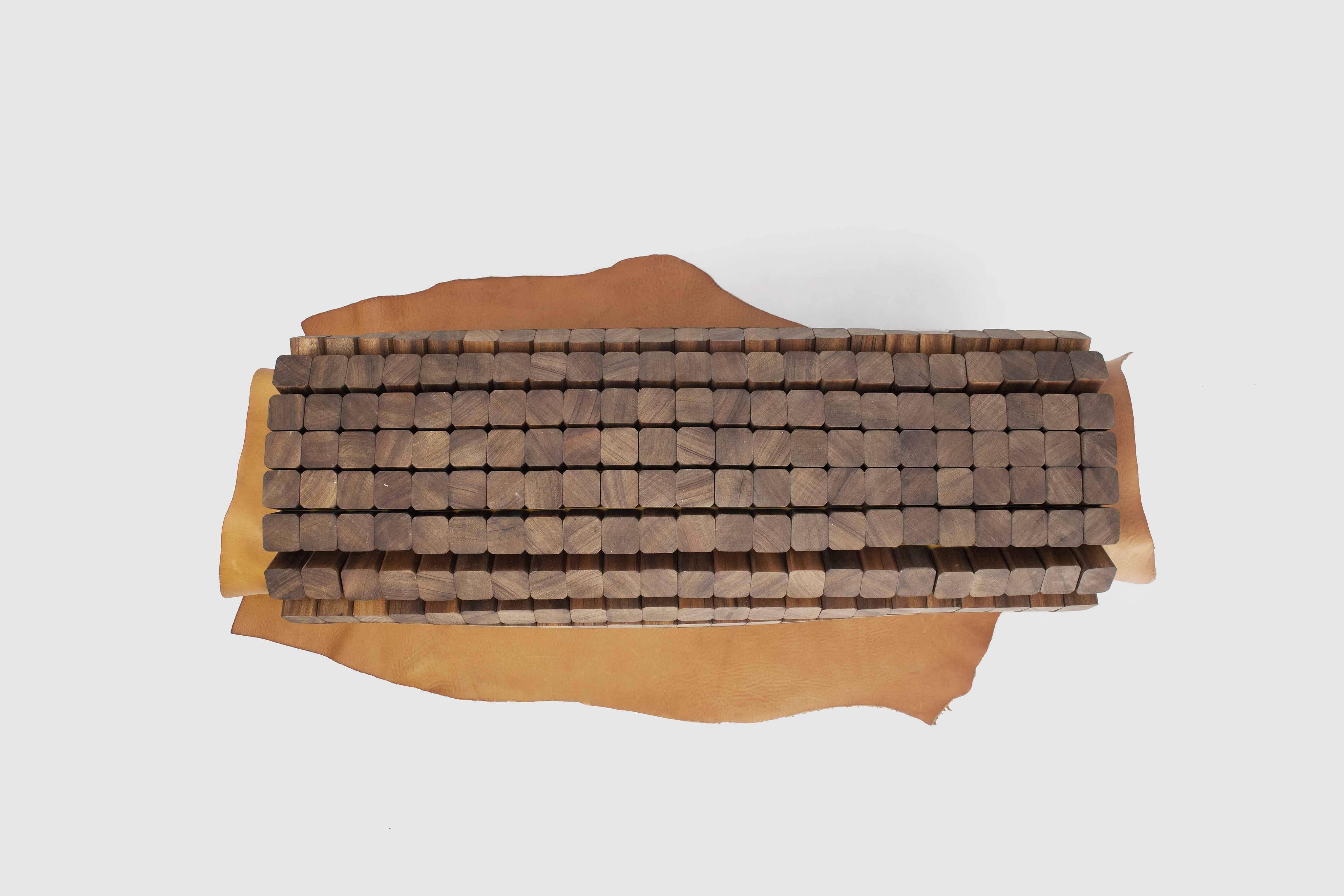 Amérindien Table contemporaine en mosaïque Tessera en noyer, acier et cuir en vente