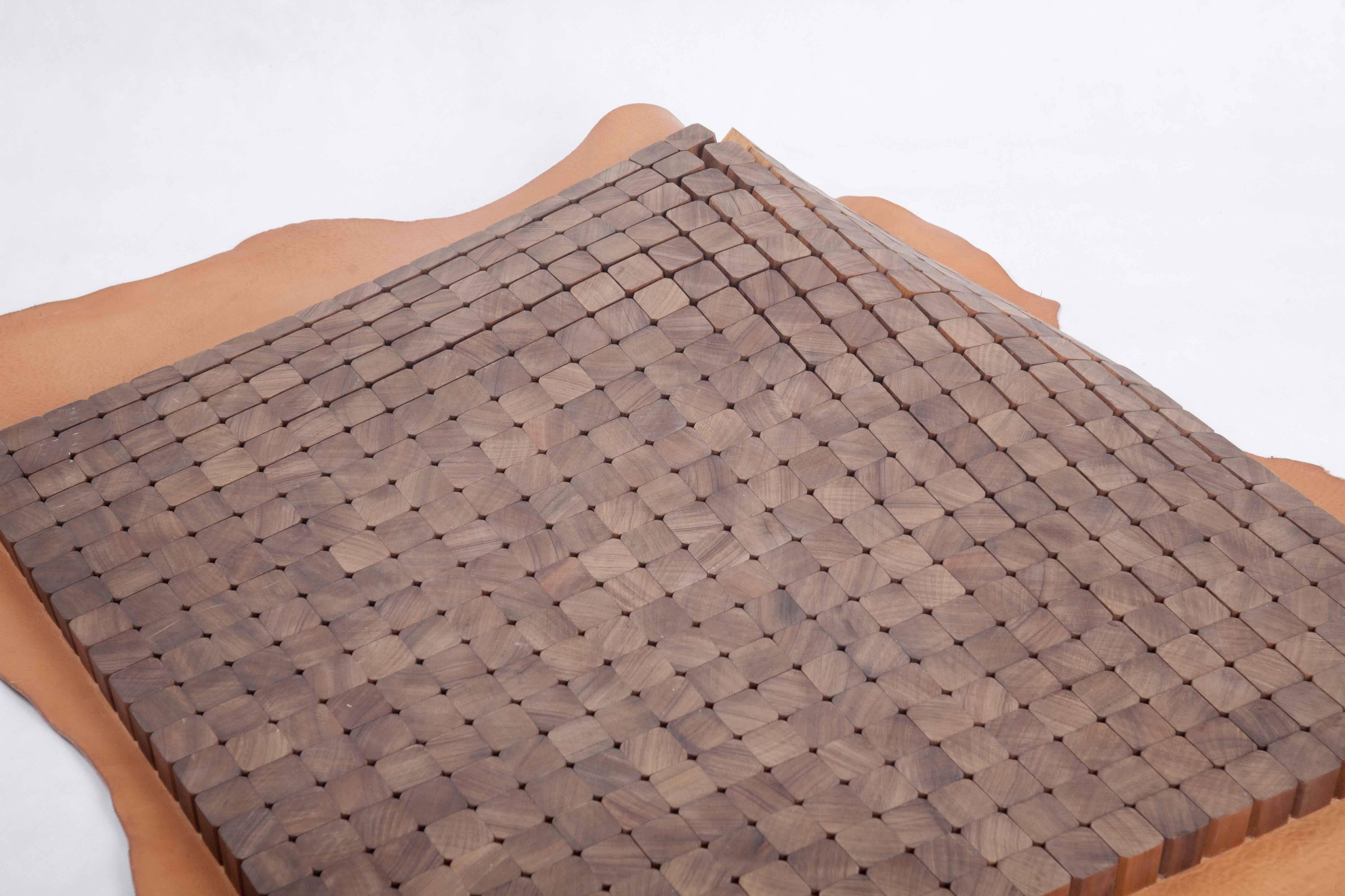XXIe siècle et contemporain Table contemporaine en mosaïque Tessera en noyer, acier et cuir en vente
