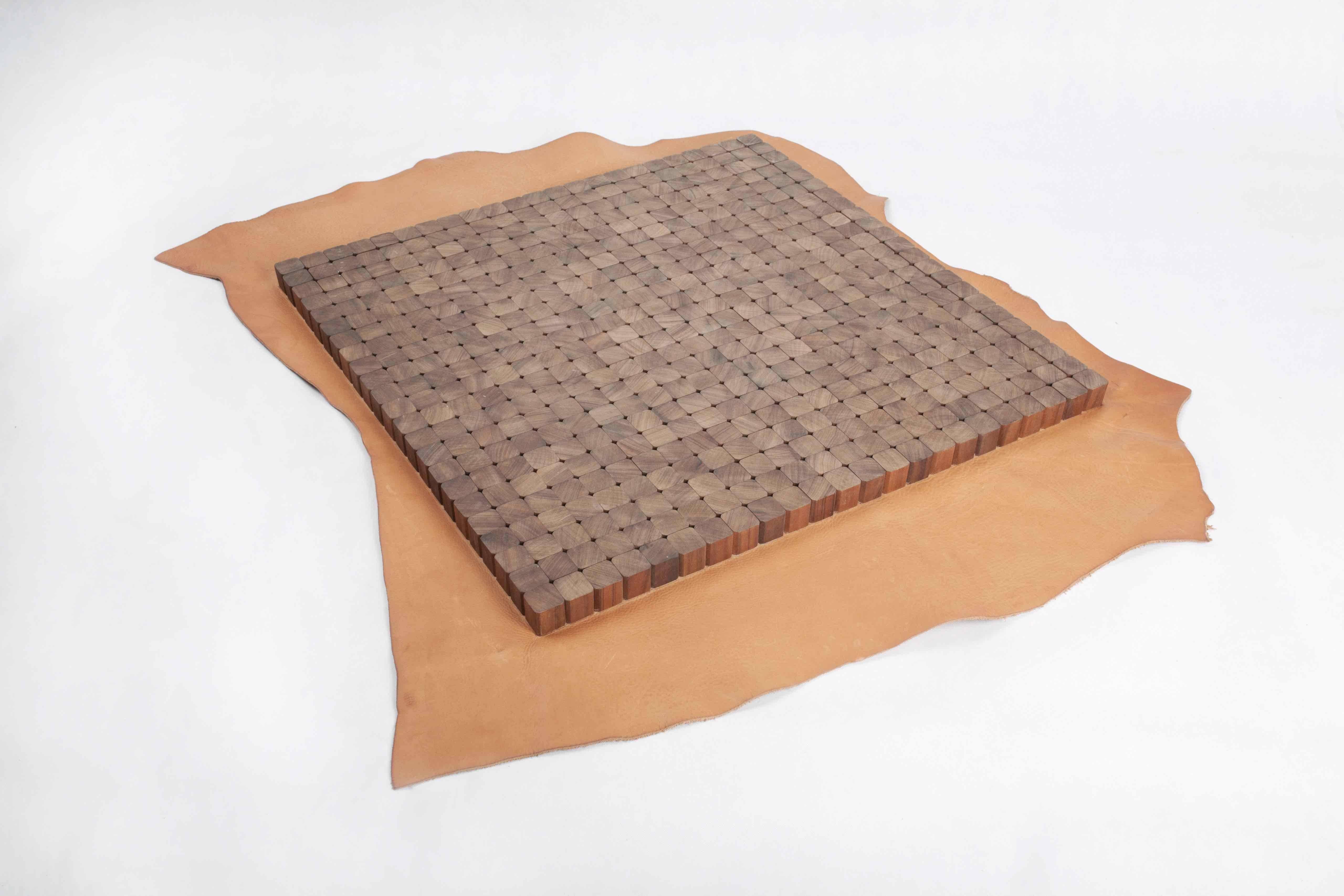 La tesselle en latin est le carreau individuel, généralement en forme de cube, utilisé pour créer des mosaïques. C'est aussi le numéro 4 en grec. Tessera est une ligne de produits artisanaux construits avec des unités en noyer reliées par du cuir de