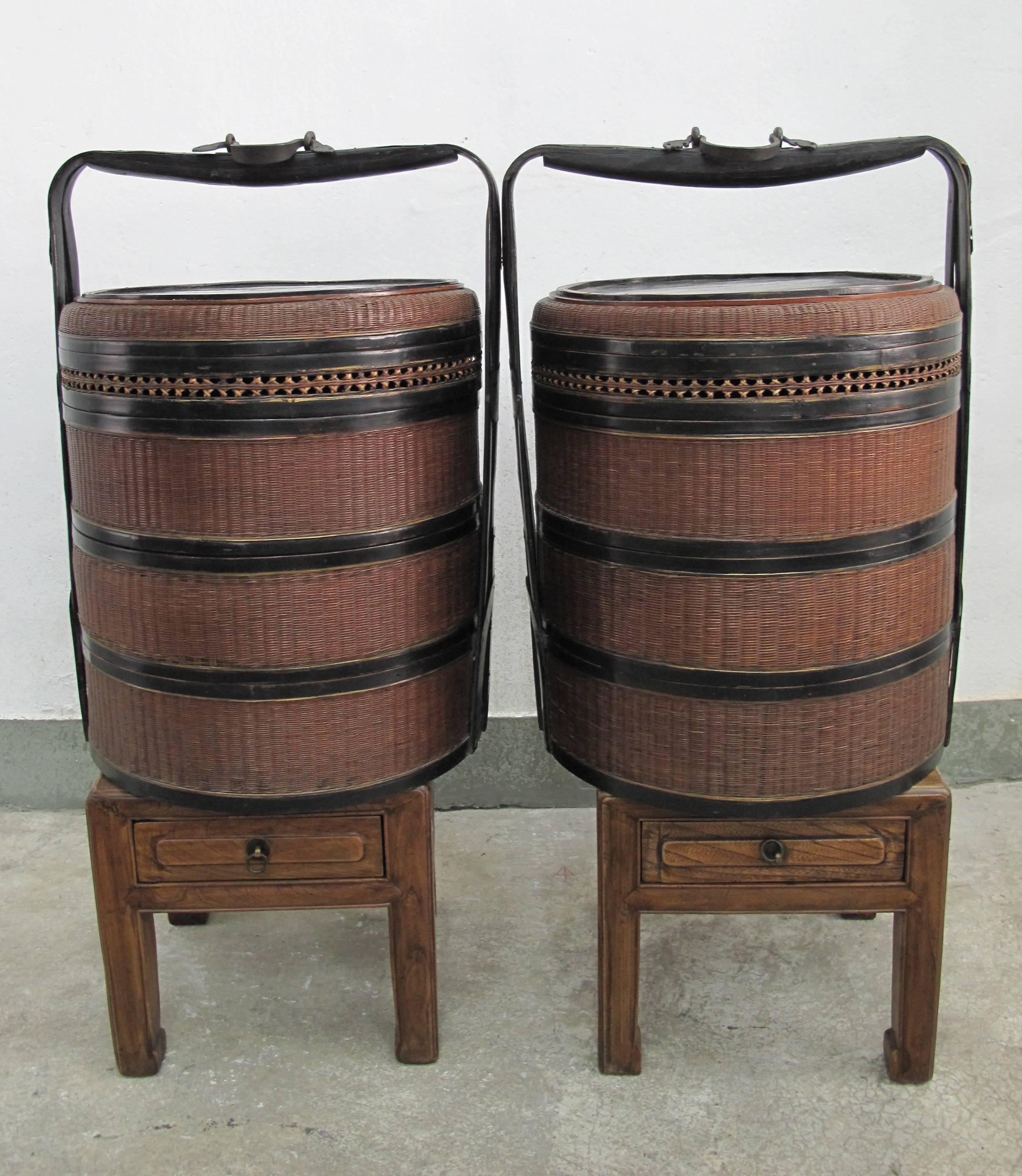 Pair of 19th Century Chinese Round Silk Bamboo Woven Wedding Food Basket In Good Condition For Sale In Central, HK