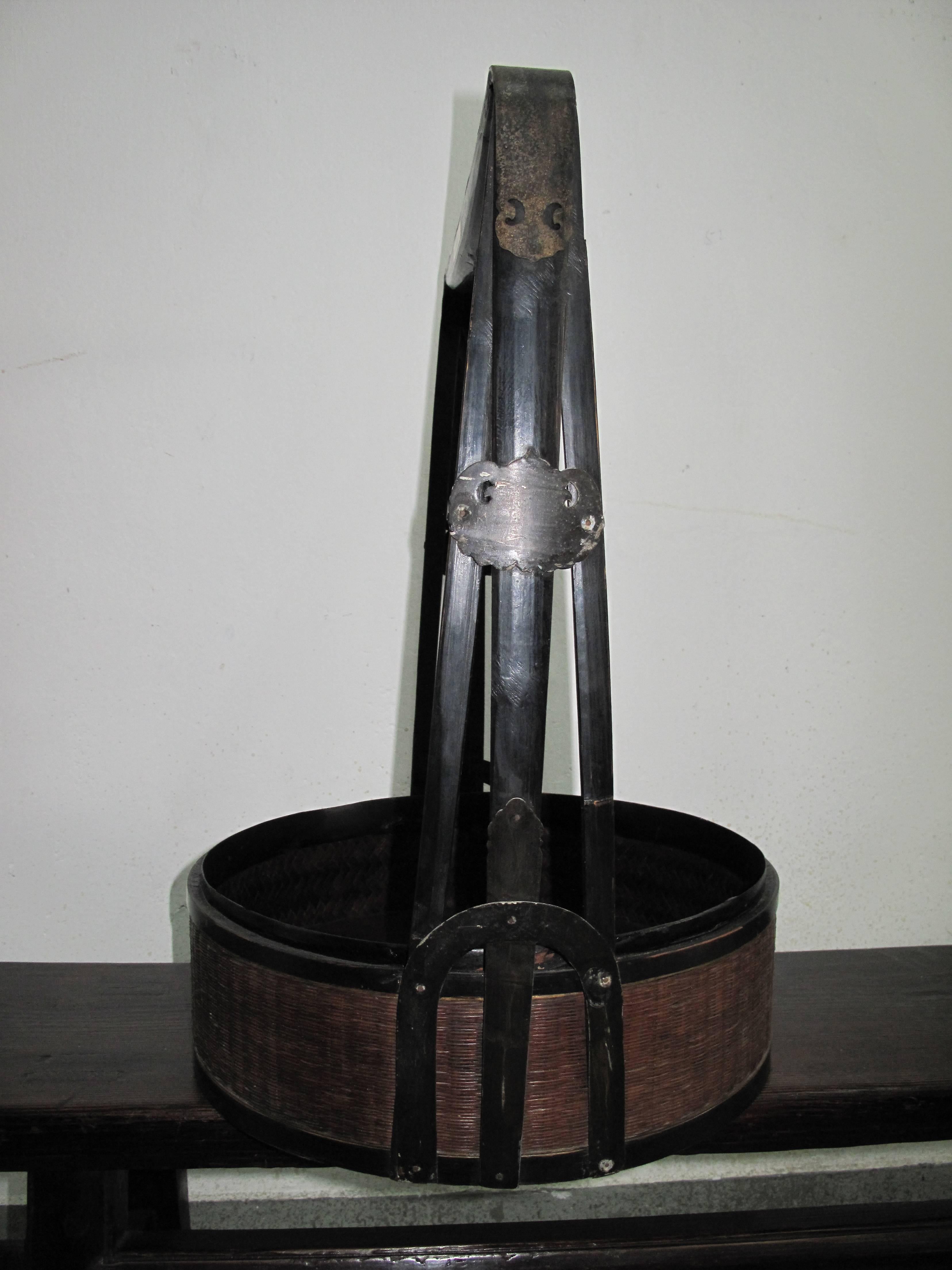 Pair of 19th Century Chinese Round Silk Bamboo Woven Wedding Food Basket For Sale 7