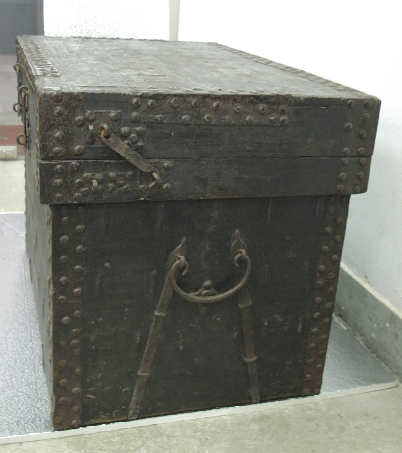 Late 17th-Early 18th Century Chinese Large Black Lacquer Chest For Sale 3