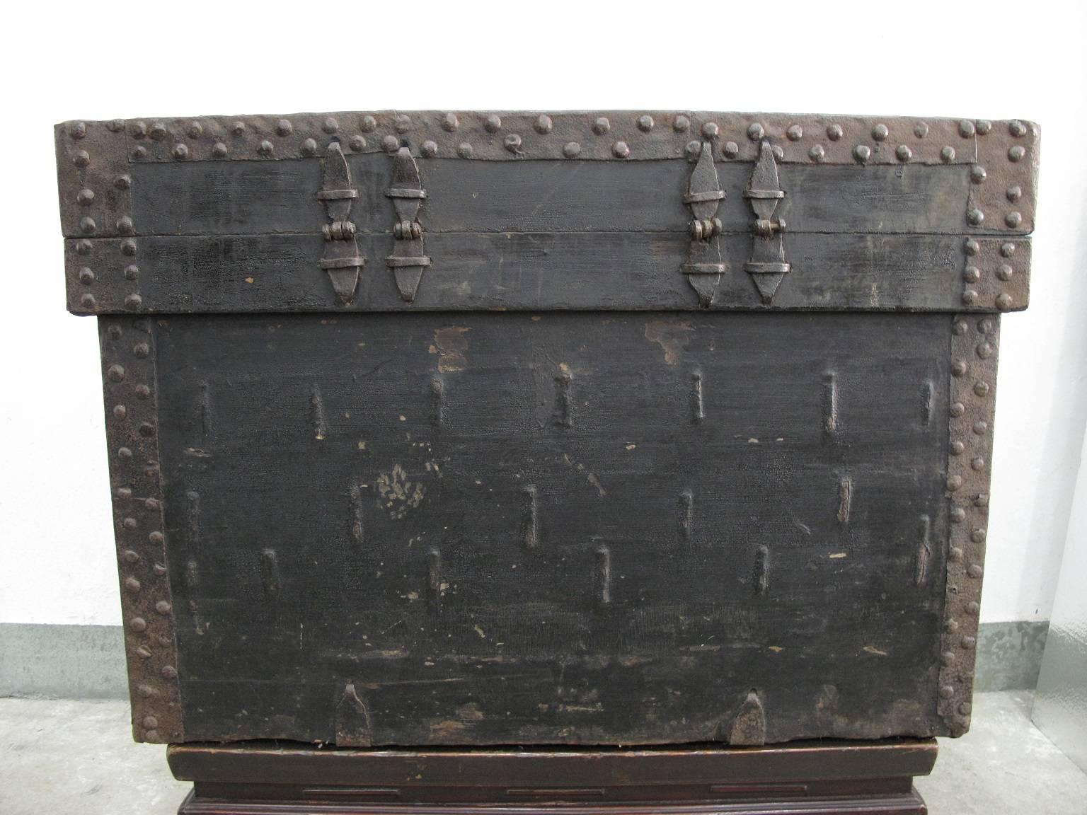 Wood Late 17th-Early 18th Century Chinese Large Black Lacquer Chest For Sale