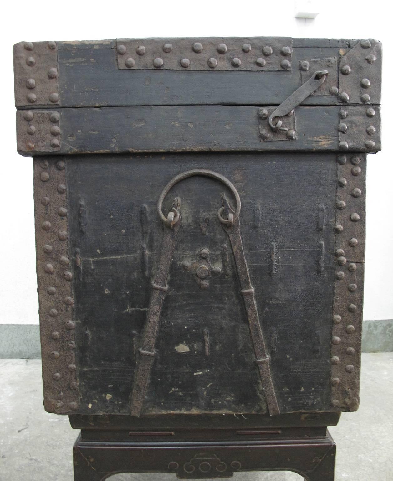 Late 17th-Early 18th Century Chinese Large Black Lacquer Chest For Sale 2