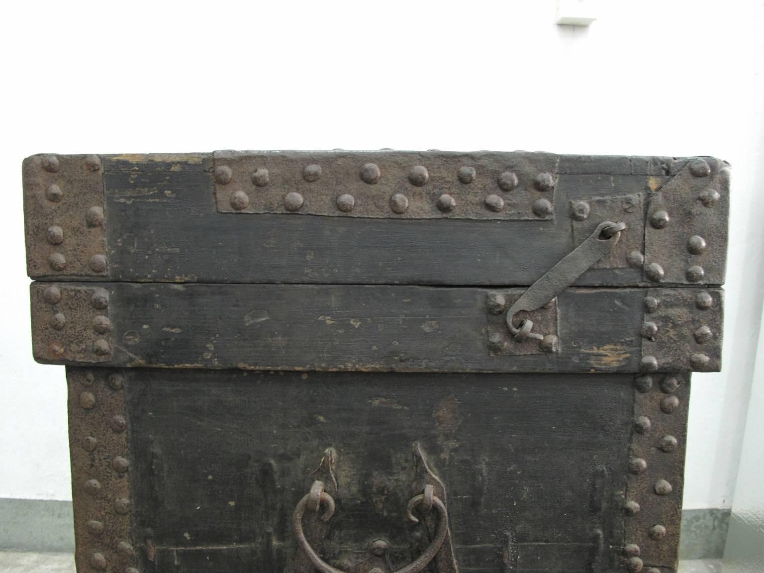 Late 17th-Early 18th Century Chinese Large Black Lacquer Chest For Sale 1