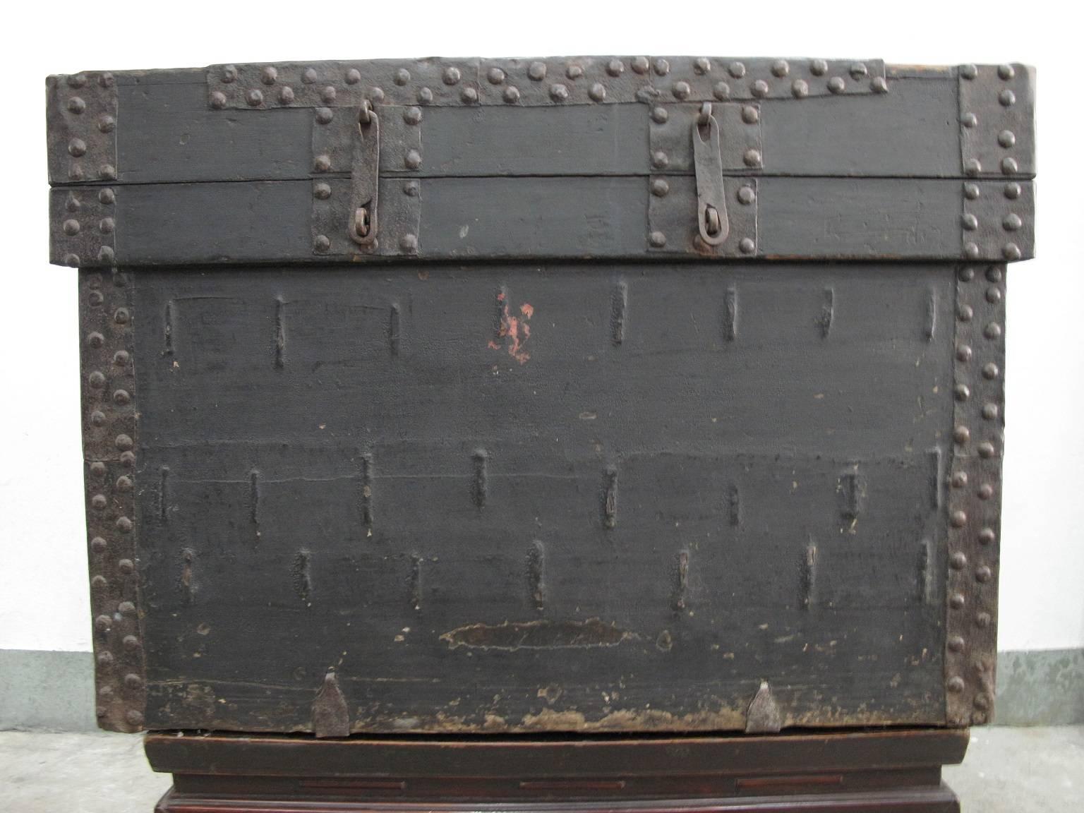 Late 17th-Early 18th Century Chinese Large Black Lacquer Chest In Fair Condition For Sale In Central, HK