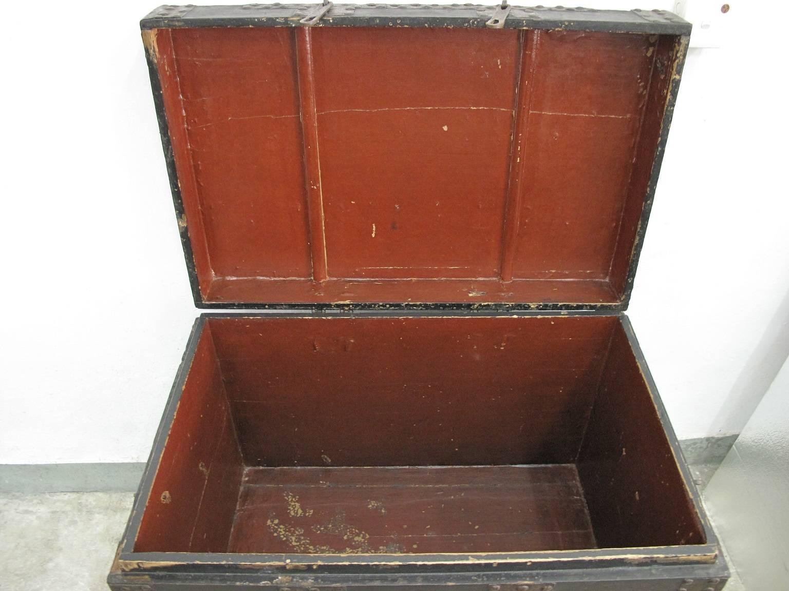 Late 17th-Early 18th Century Chinese Large Black Lacquer Chest For Sale 5