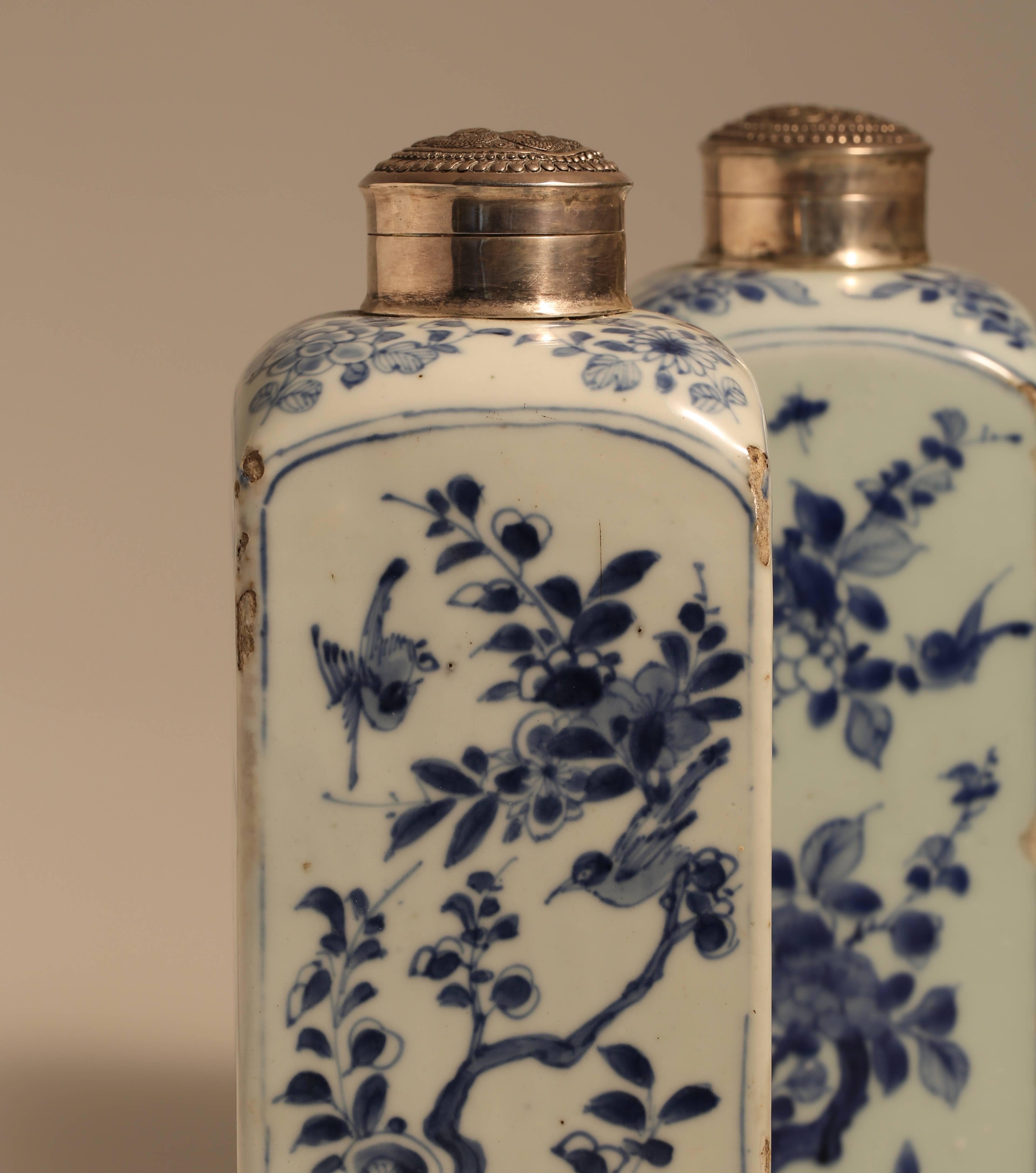 Glazed Pair of 17th Century Chinese Blue and White Porcelain Gin Bottles For Sale