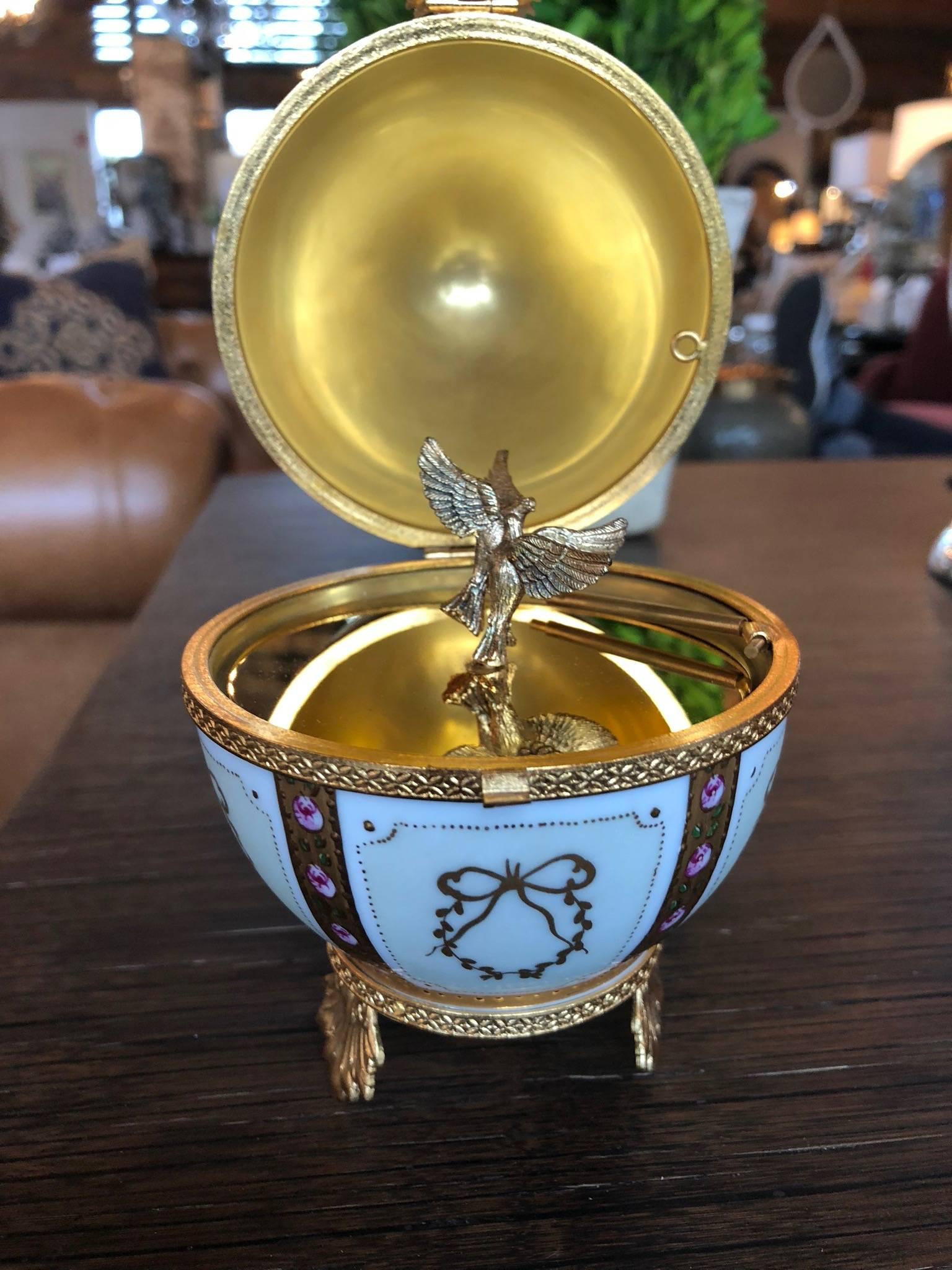 20ième siècle Oeufs de Faberge avec colombes