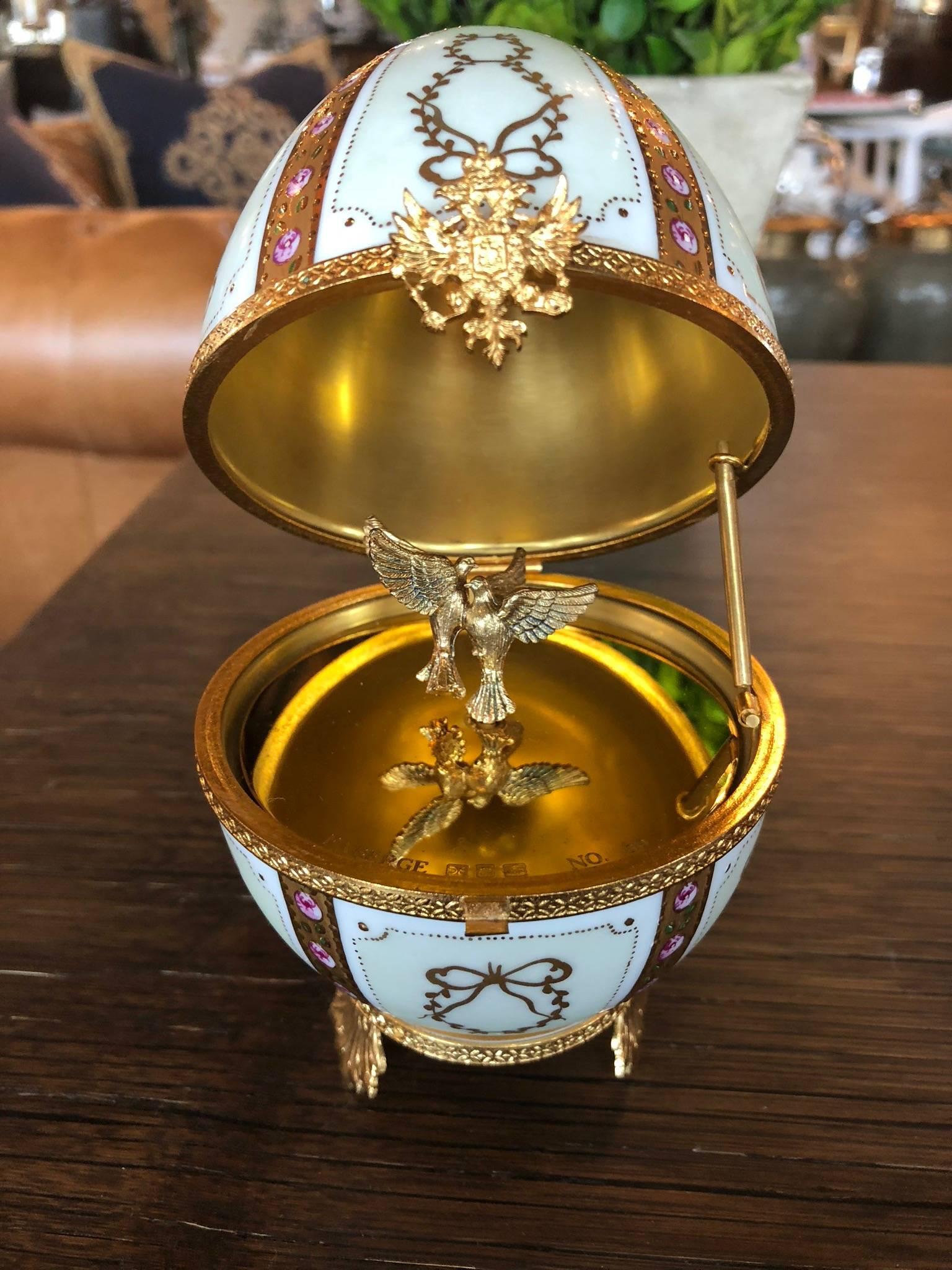Oeufs de Faberge avec colombes Excellent état à Bridgehampton, NY
