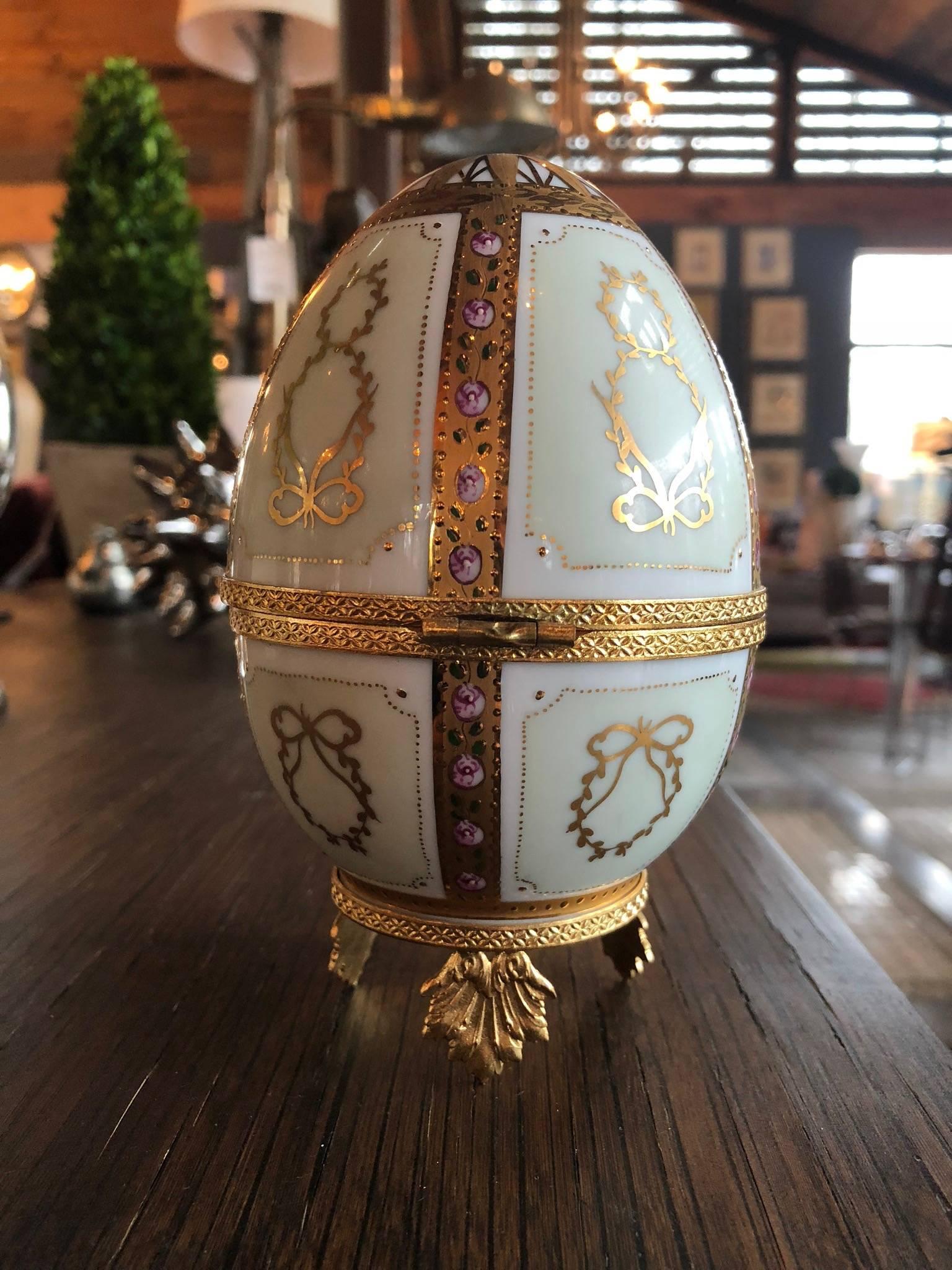 Oeufs de Faberge avec colombes- Peint Jain AFS. Limoges France, émail doré et bijoux. Par Jean-Marie Reynaud. Numéro de série 66 avec certificat officiel.