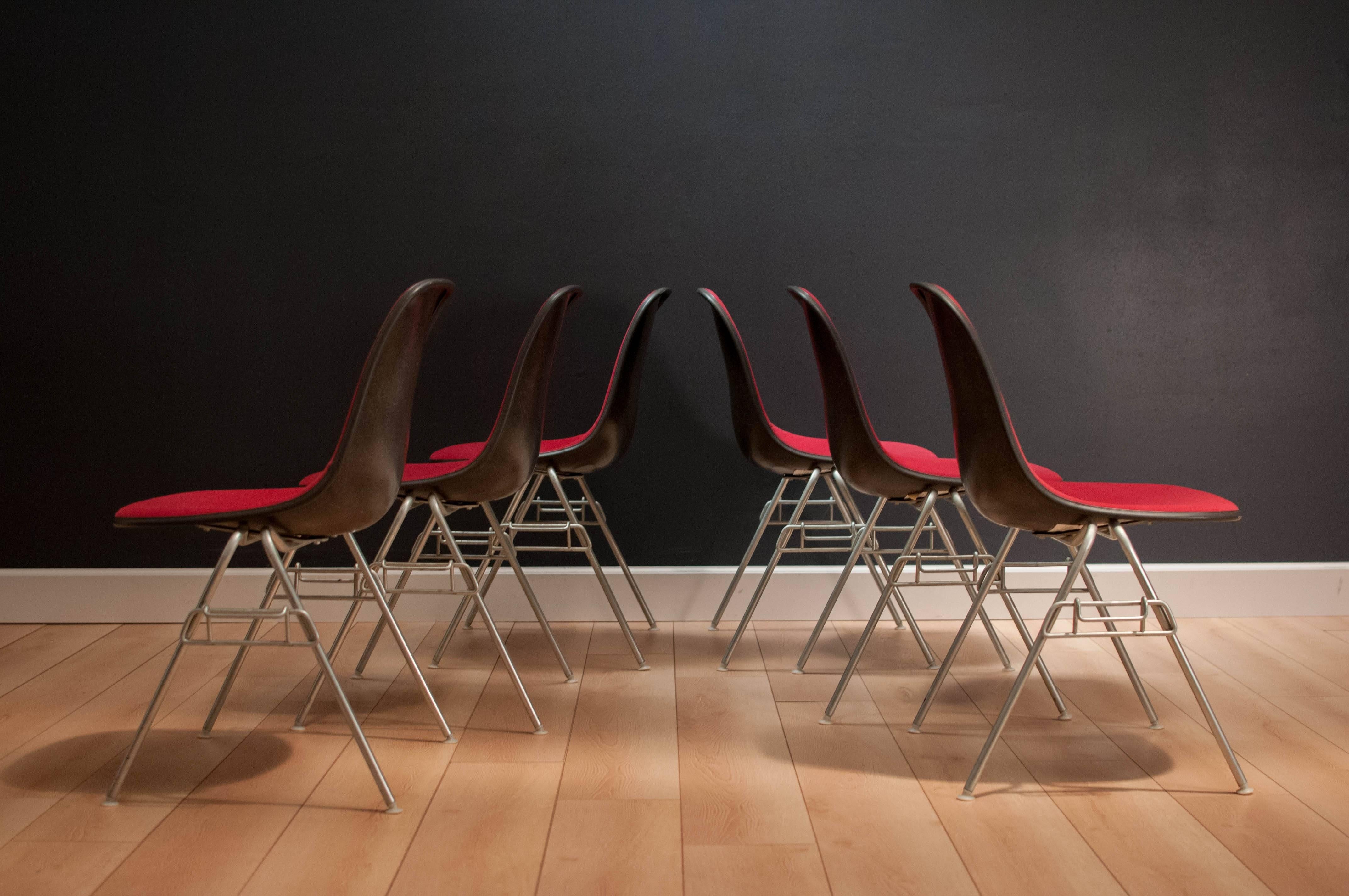 Américain Vintage Herman Miller Eames Stacking Chairs