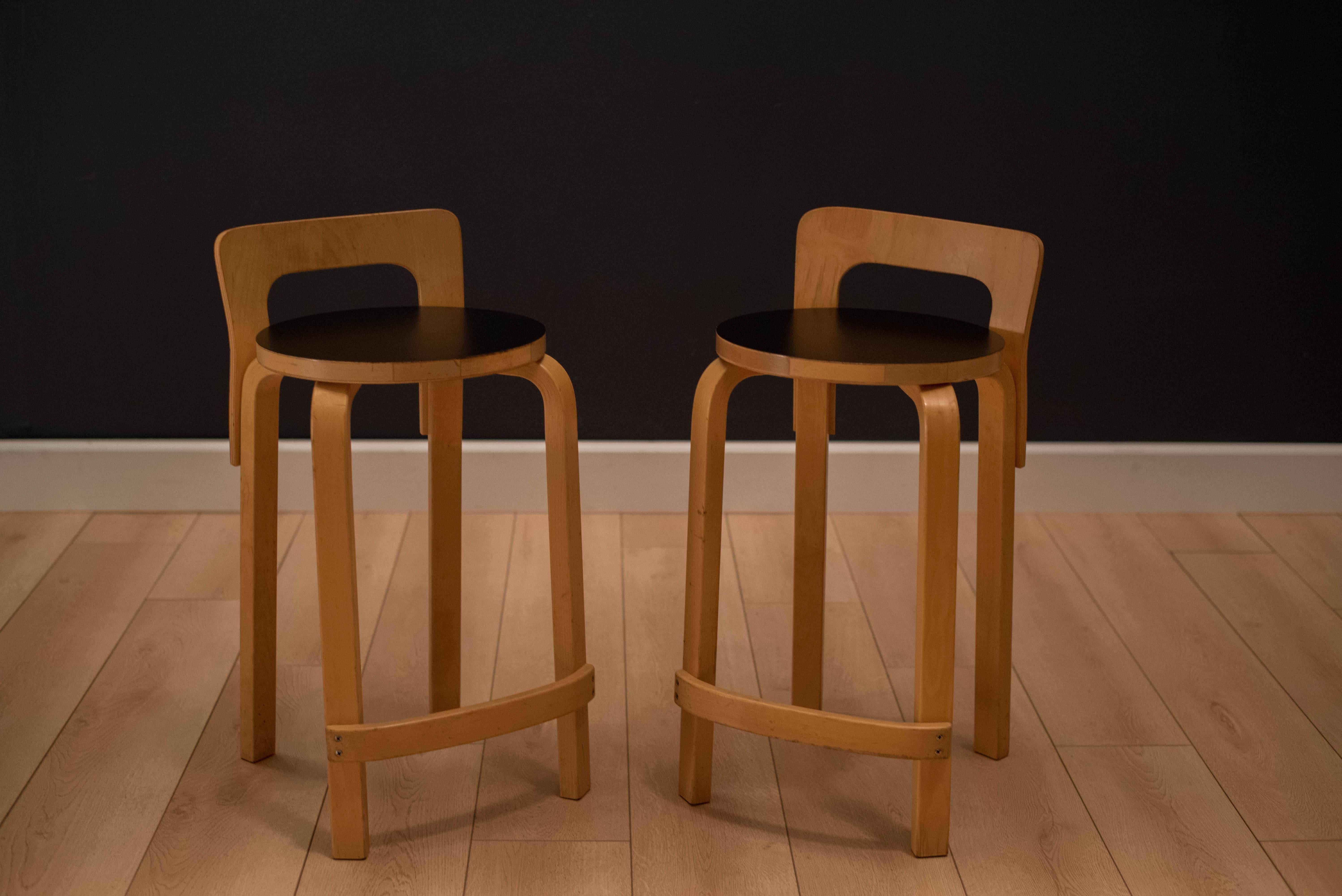 Vintage K65 high chair stool designed by Alvar Aalto for Artek. This original piece is made of birch and has a black formica laminate seat. 

