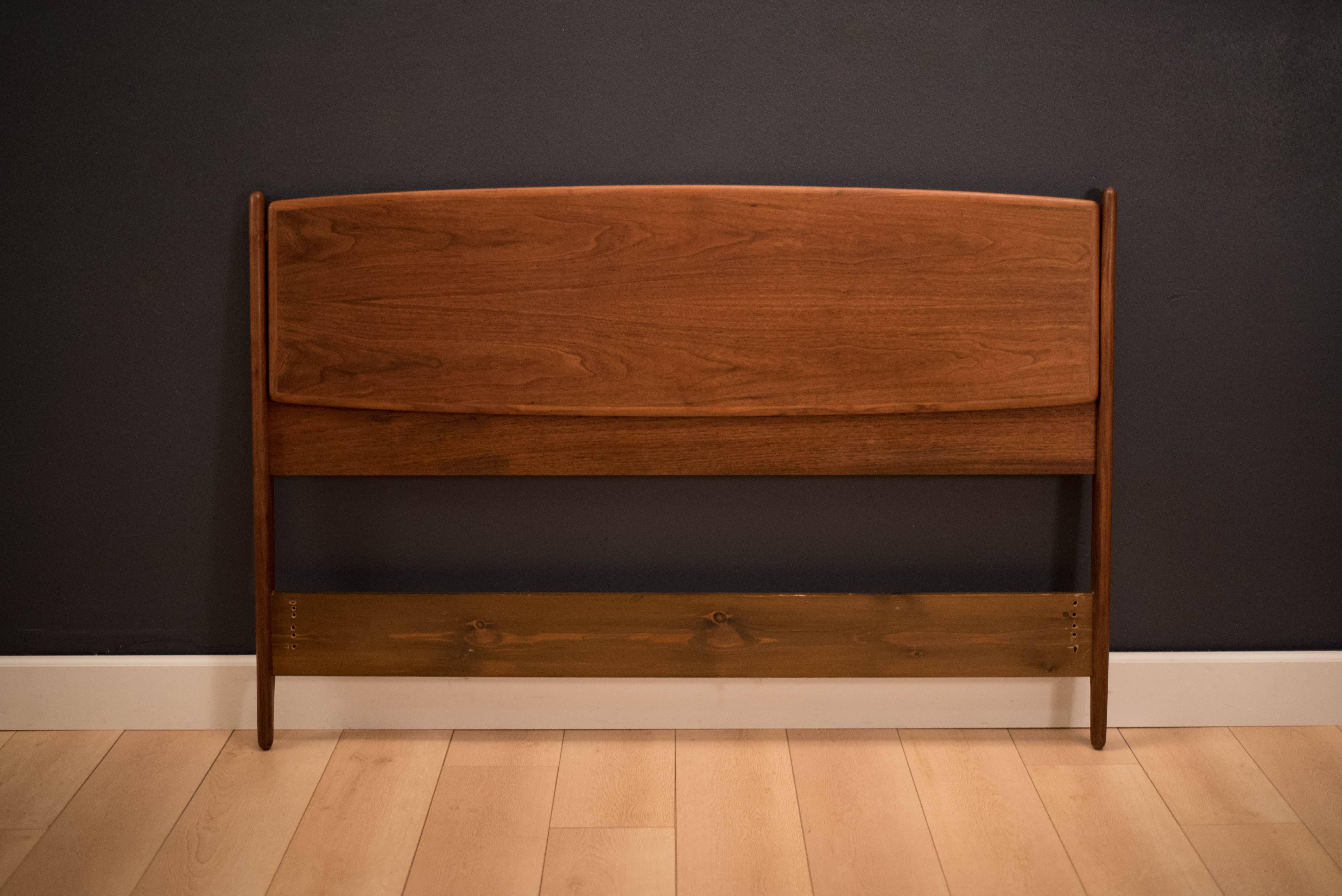 Mid-Century full/double headboard by Svend A. Madsen for Karl Lindegaard. This piece is made with teak and displays a sculpted frame. Headboard tilts into four adjustable positions. 

 