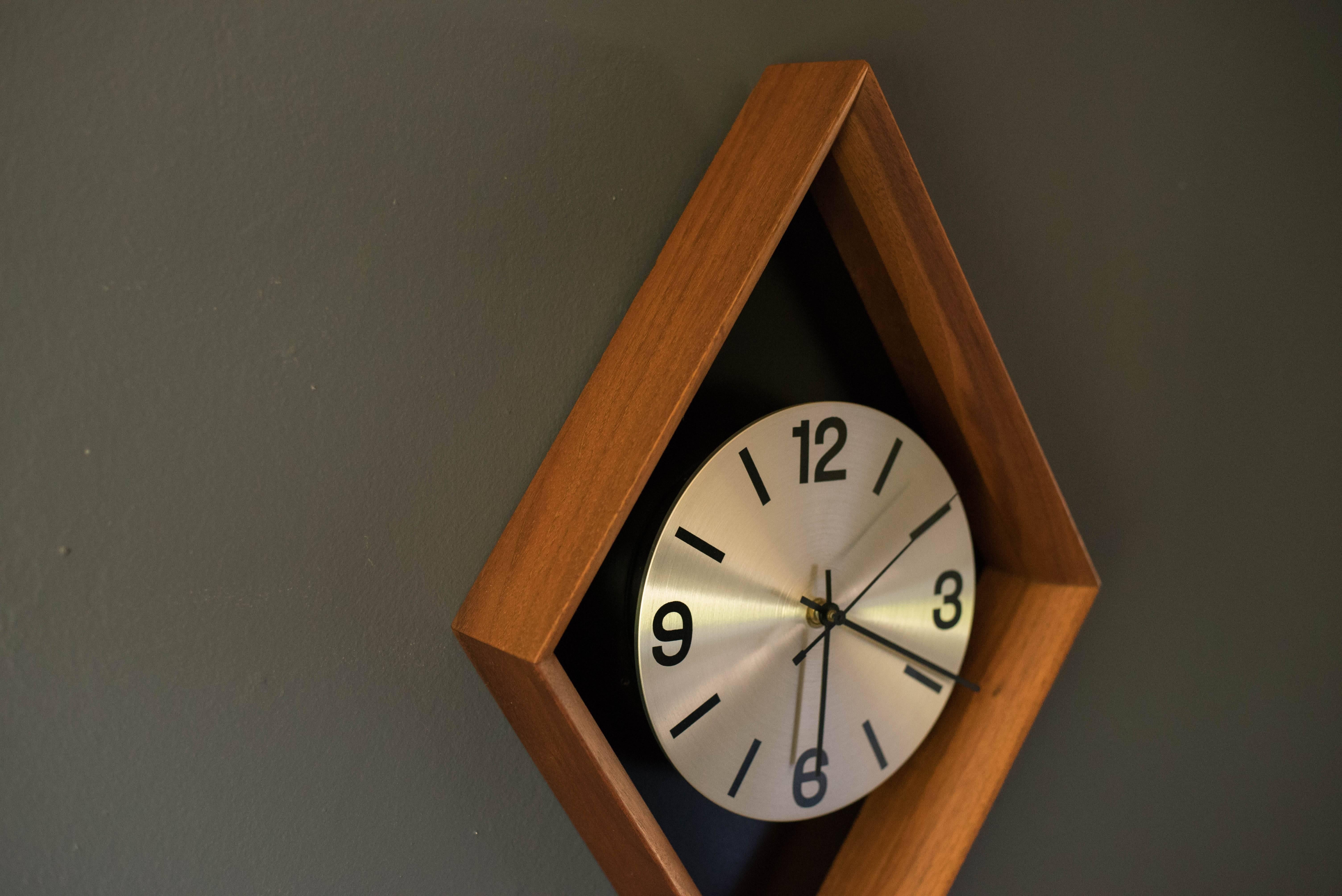 Mid-Century Modern Walnut Clock In Good Condition In San Jose, CA