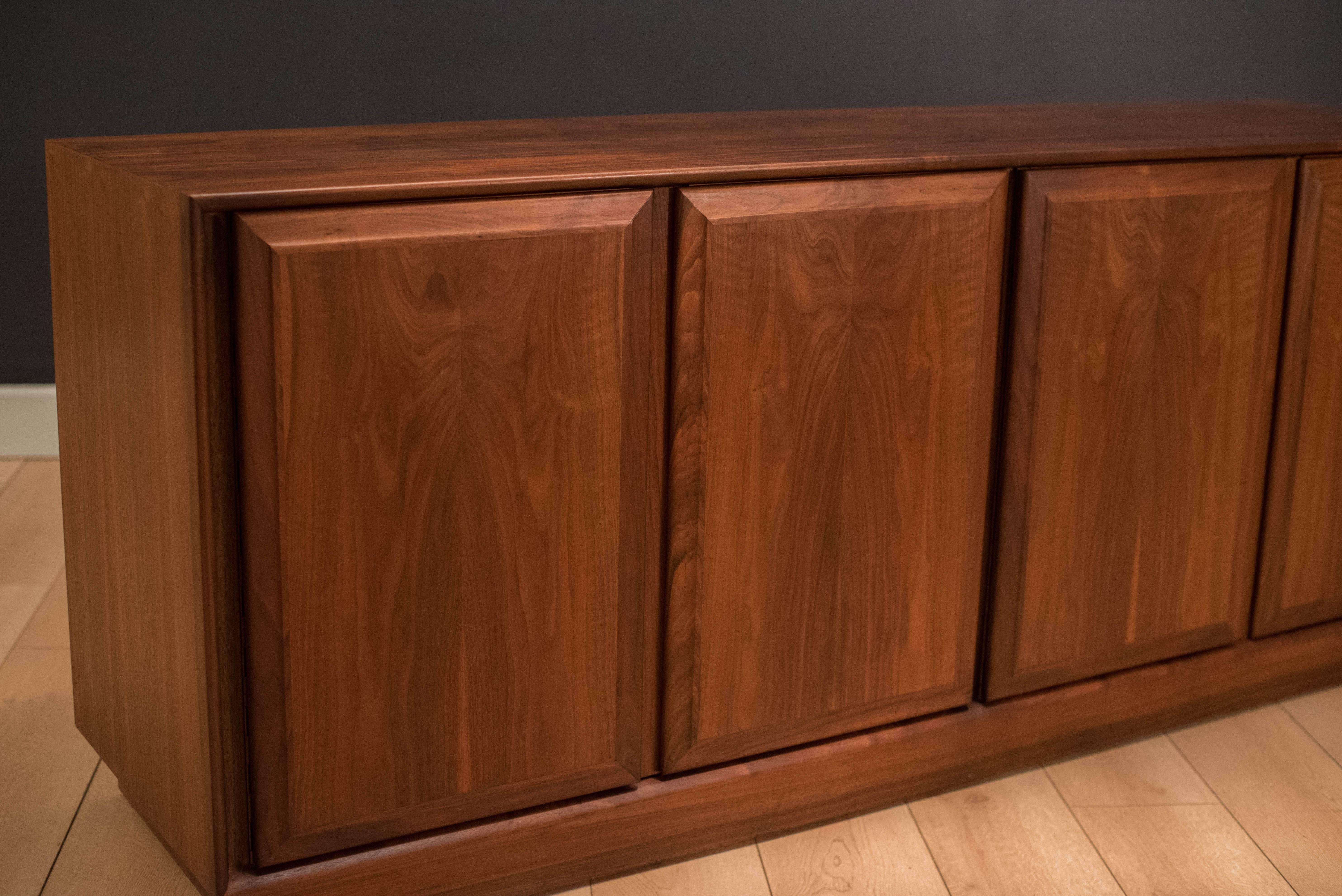 Mid Century Walnut Dillingham Credenza In Good Condition In San Jose, CA