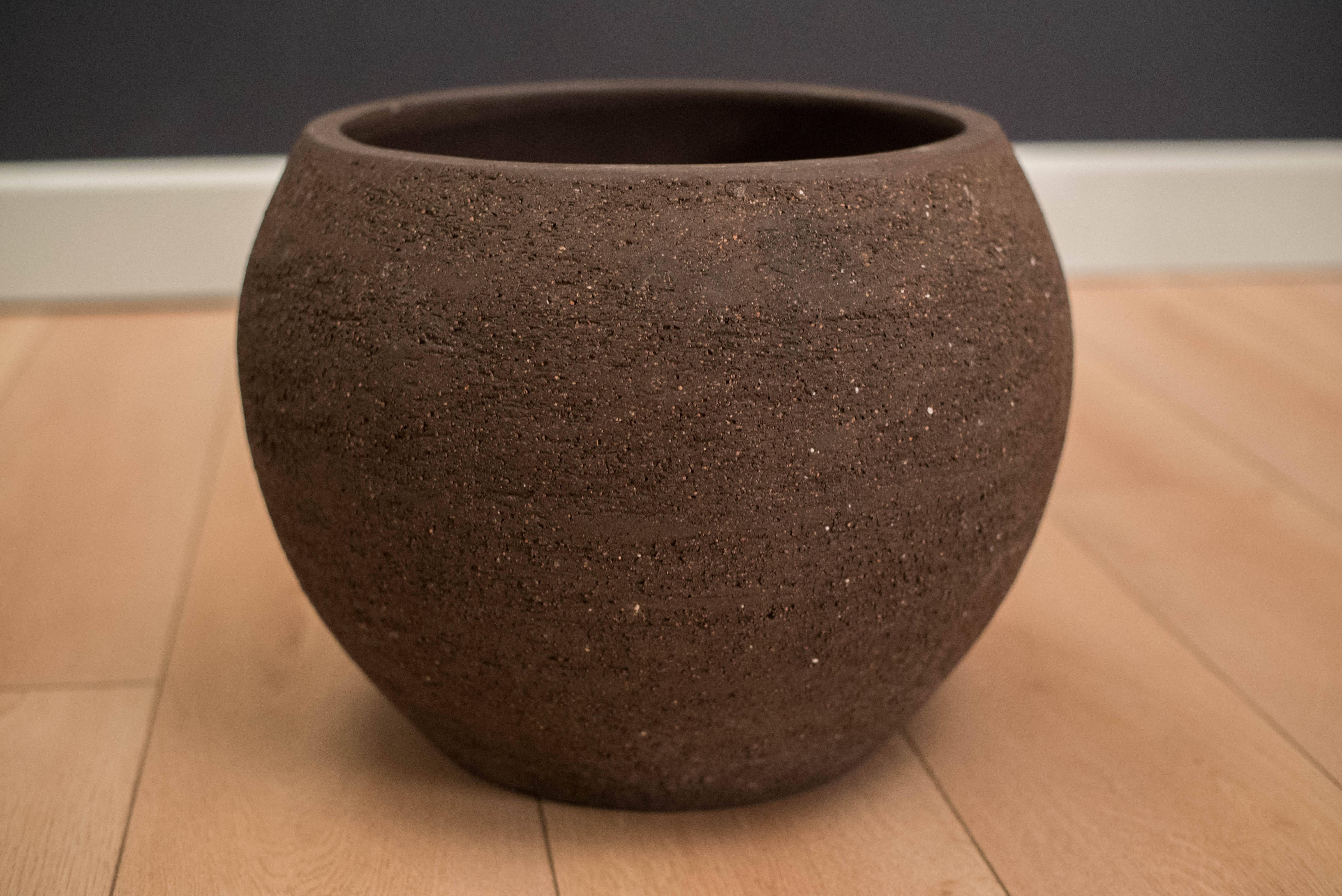 Vintage scrape pottery planter designed by California sculptor Stan Bitters for Hans Sumpf, circa 1970s.

