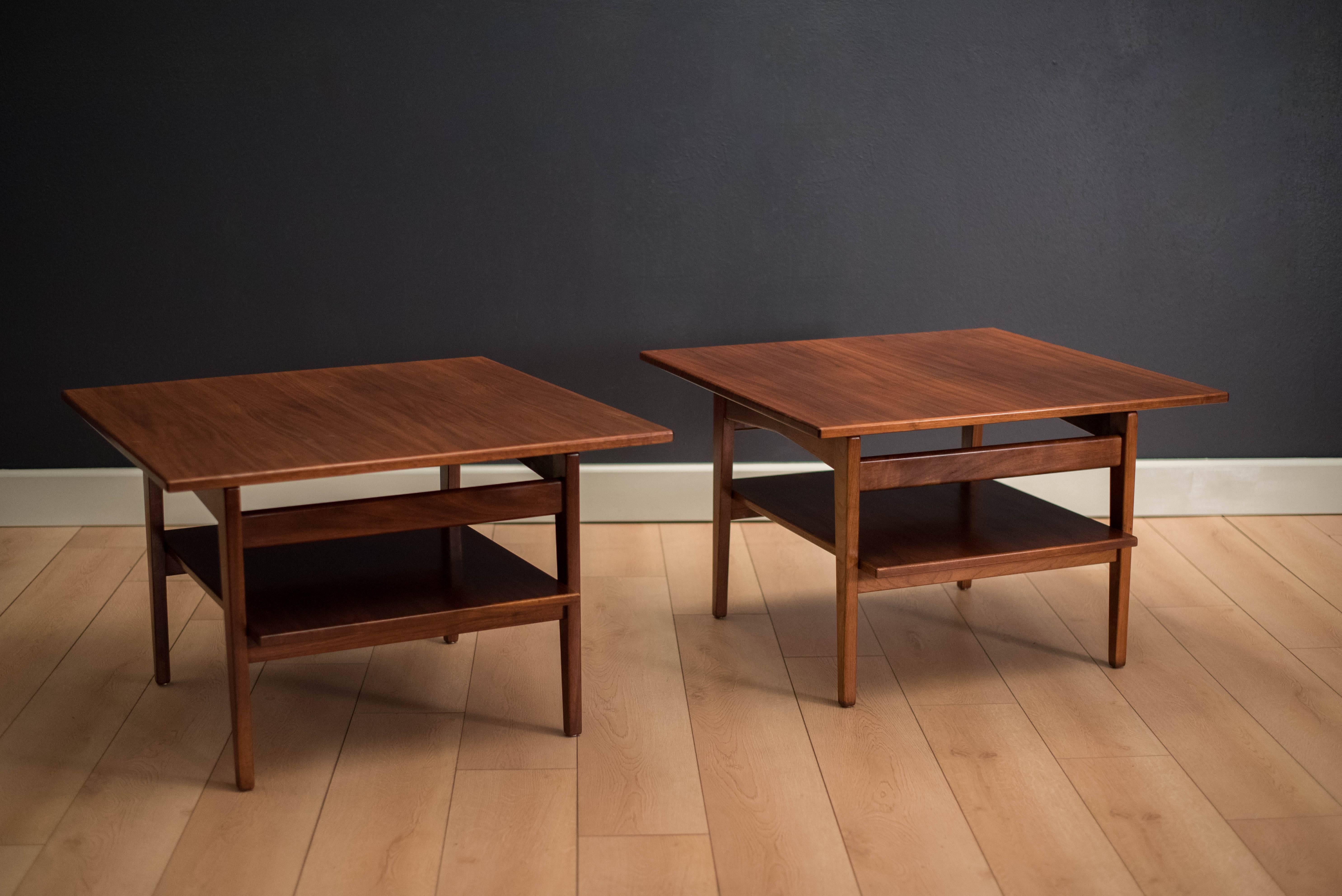 Mid-century end tables in walnut designed by Jens Risom. This set features a sleek modern design and stunning walnut tops. Price is for the pair. 

   