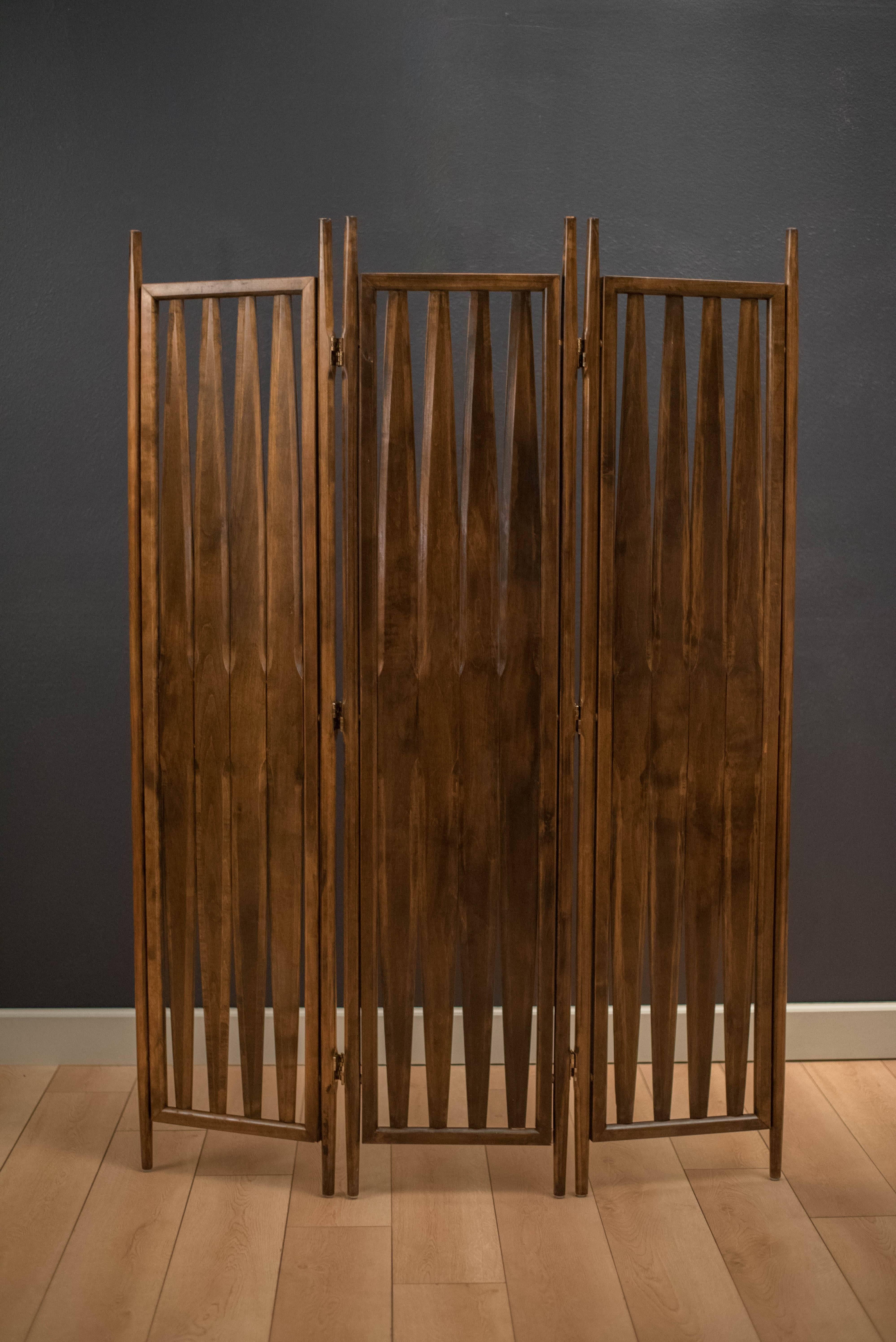 Mid-Century Modern room divider screen circa 1960s. This piece features three foldable panels. Displays sculpted wood details and has the original dark walnut finish.



 