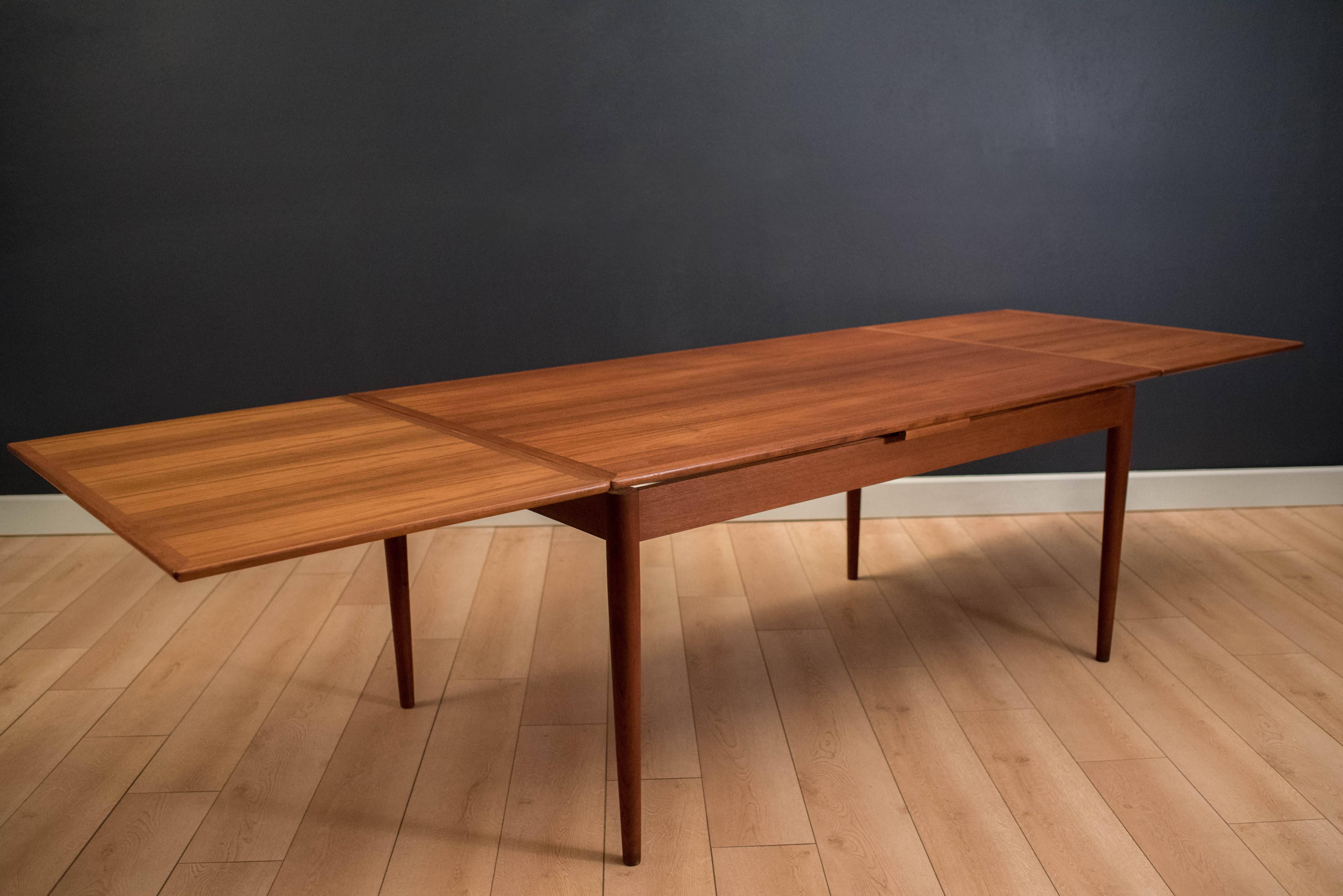 Danish Modern dining table by Hornslet Mobelfabrik in teak. This piece expands with two separate leaves that store underneath tabletop.

Dimensions: 117