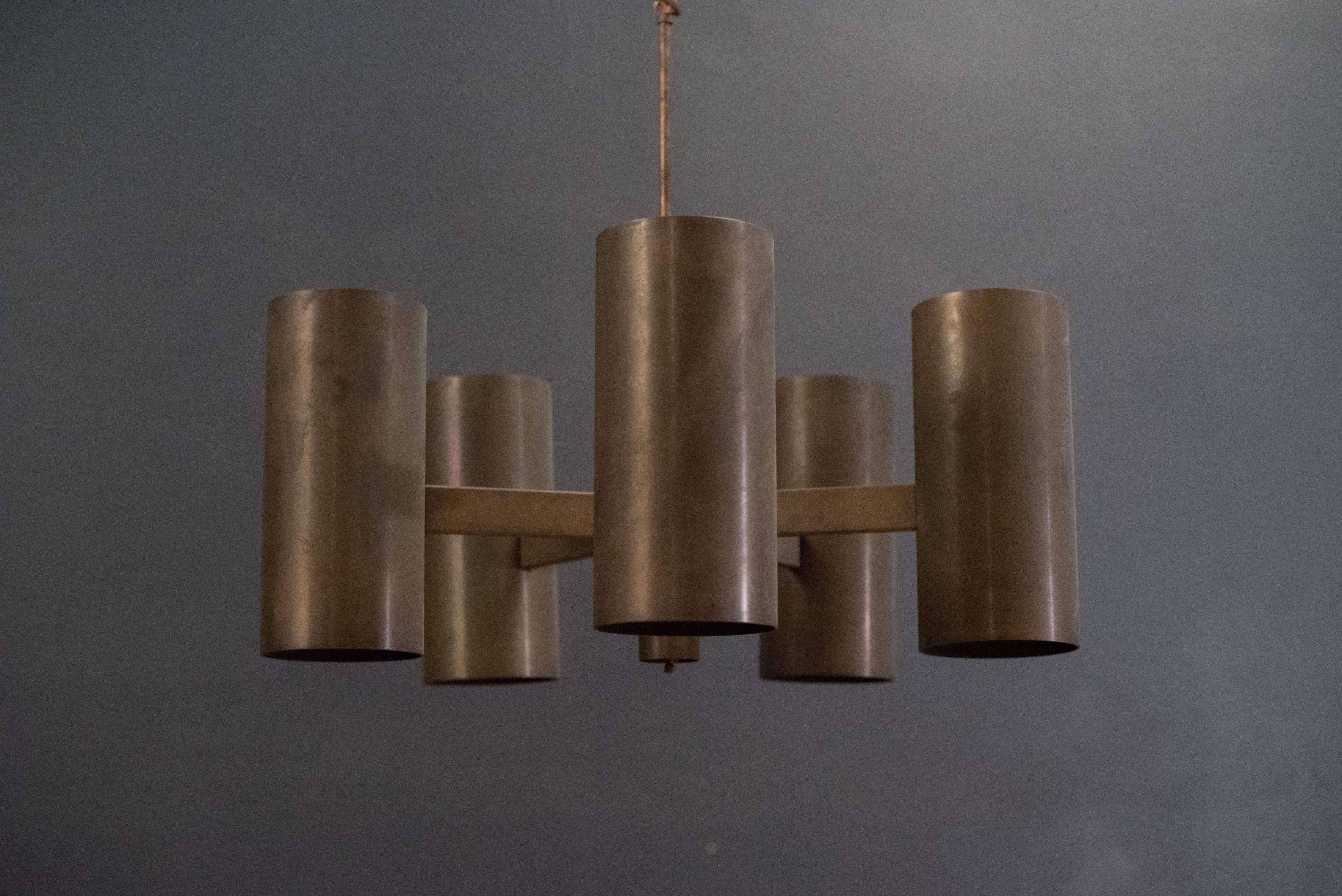 Mid-Century Industrial modern chandelier by Stuart Barnes for Robert Long, circa 1960s of Sausalito, California. This piece features aged bronze patina and includes five cylinders.