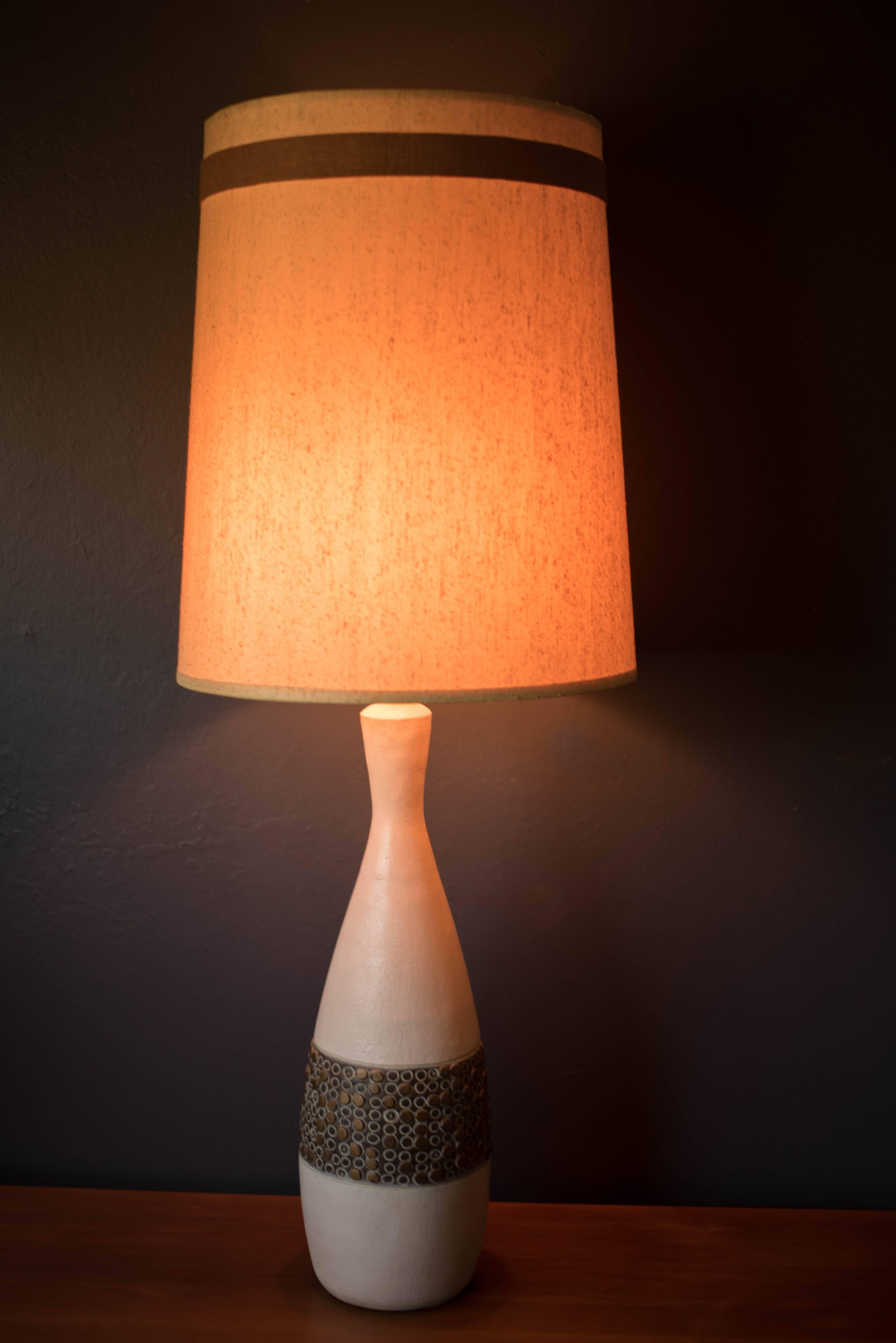 Mid-Century Modern Pottery Lamp In Good Condition In San Jose, CA