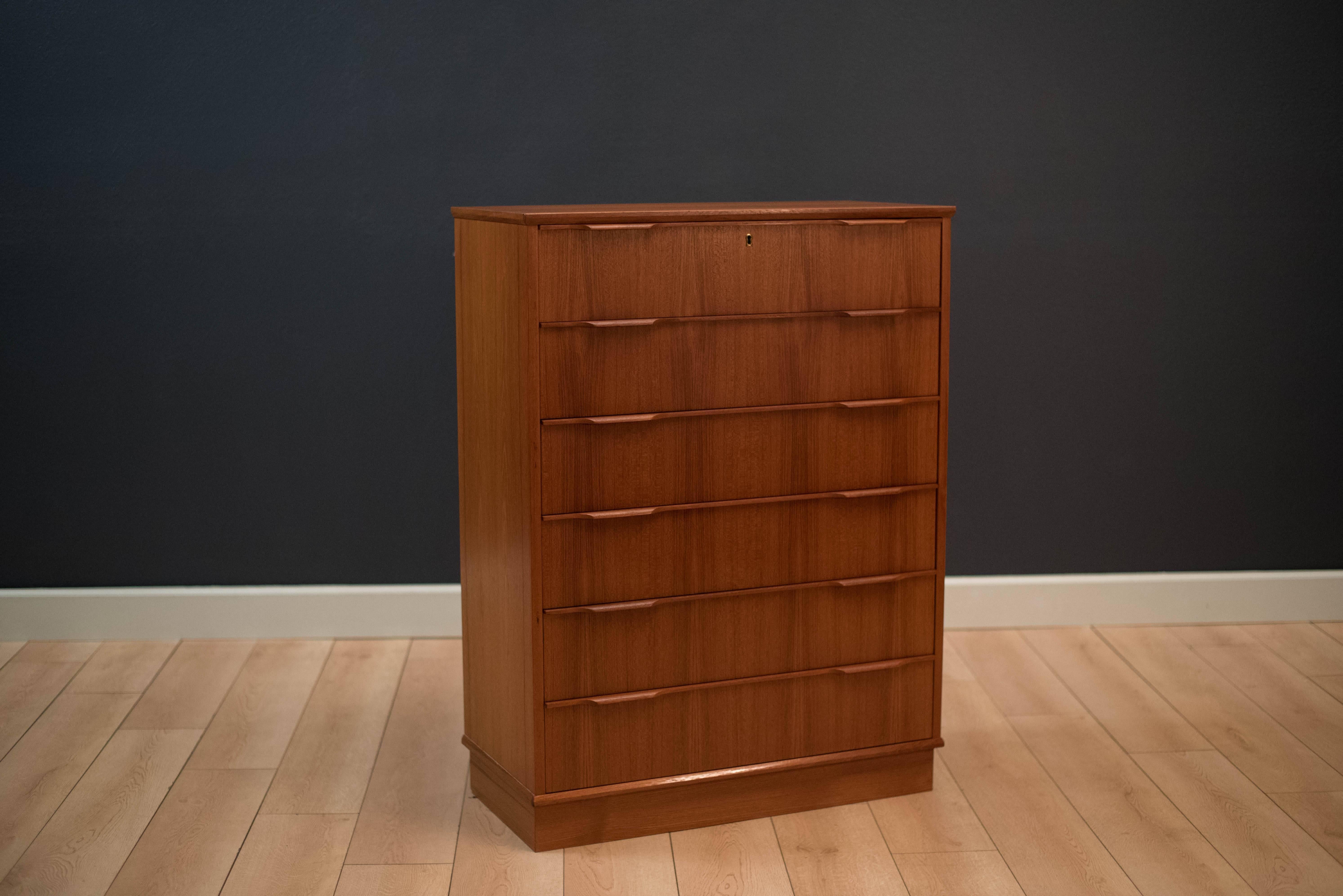 Mid-Century teak tall dresser by Esjing Mobelfabrik, Denmark. This piece includes six spacious dovetailed drawers with sculpted handles.
 
      