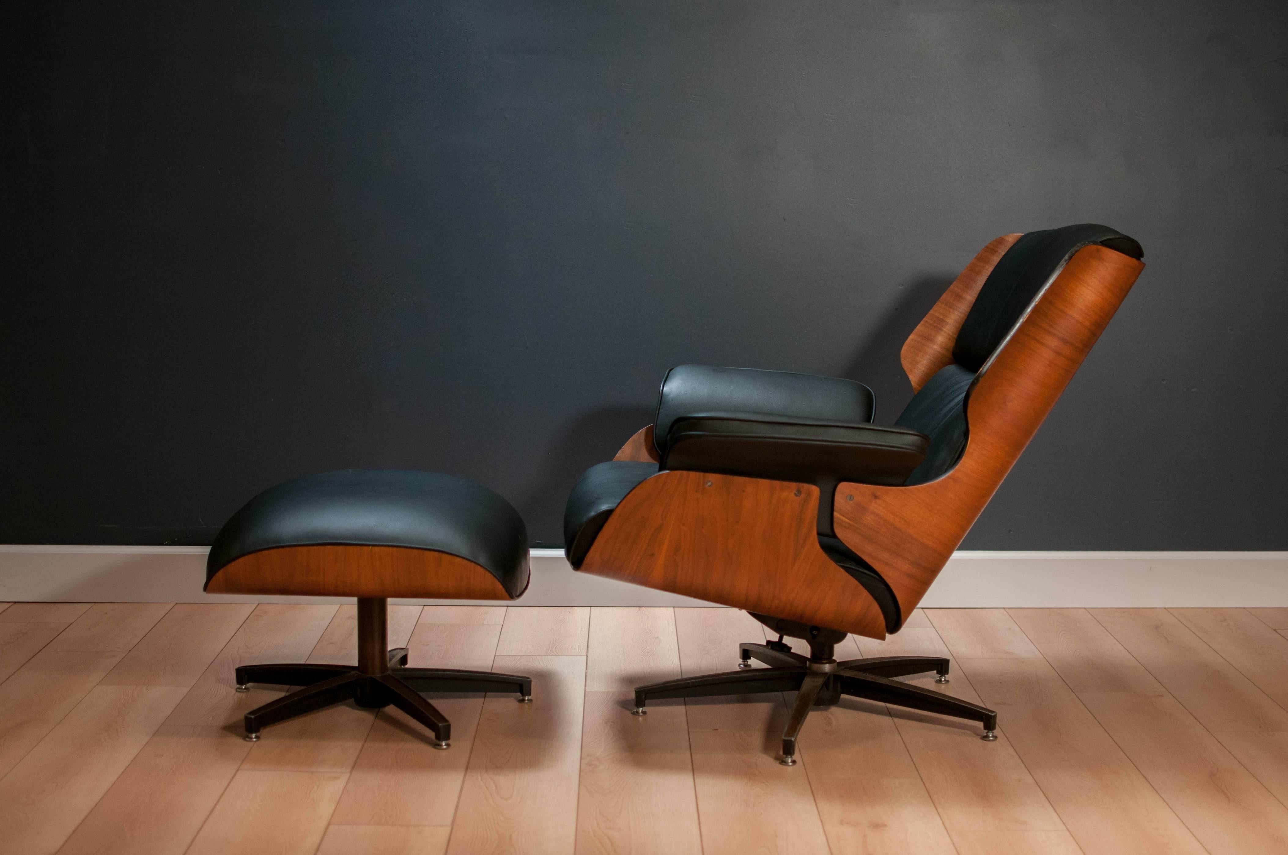 Mid-Century Modern Drexel declaration lounge chair and ottoman designed by Kipp Stewart & Stewart McDougall. This piece features a stunning bent plywood frame with walnut finish. Comfortable black leather cushions are perfect for lounging. Lounge