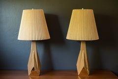 Coppia di lampade da tavolino vintage in ceramica, dal design geometrico e scultoreo, con paralumi