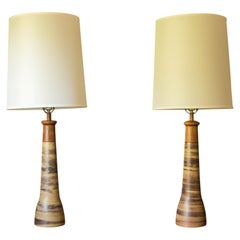 Coppia di lampade da tavolino vintage in gres e noce, realizzate da Jane e Gordon Martz