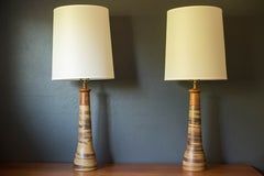 Coppia di lampade da tavolino vintage in gres e noce, realizzate da Jane e Gordon Martz