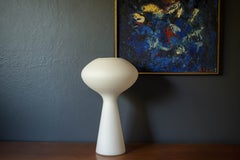 Lampe de table vintage en verre blanc dépoli aux formes sculpturales, signée Lisa Johansson-Pape