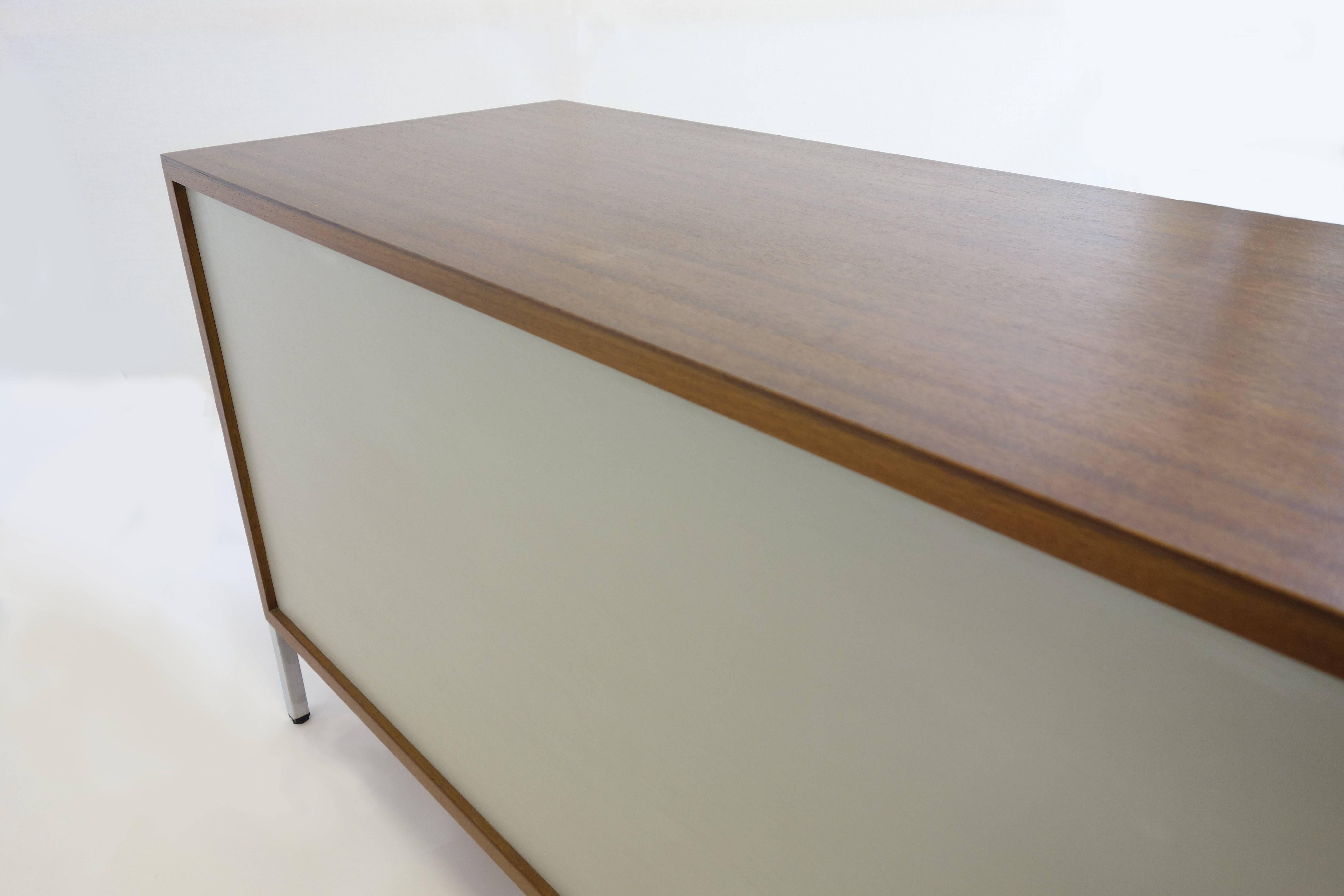 Sideboard by Florence Knoll in Veneered Walnut Credenza Bureau Commode Cabinet In Excellent Condition For Sale In Perchtoldsdorf, AT