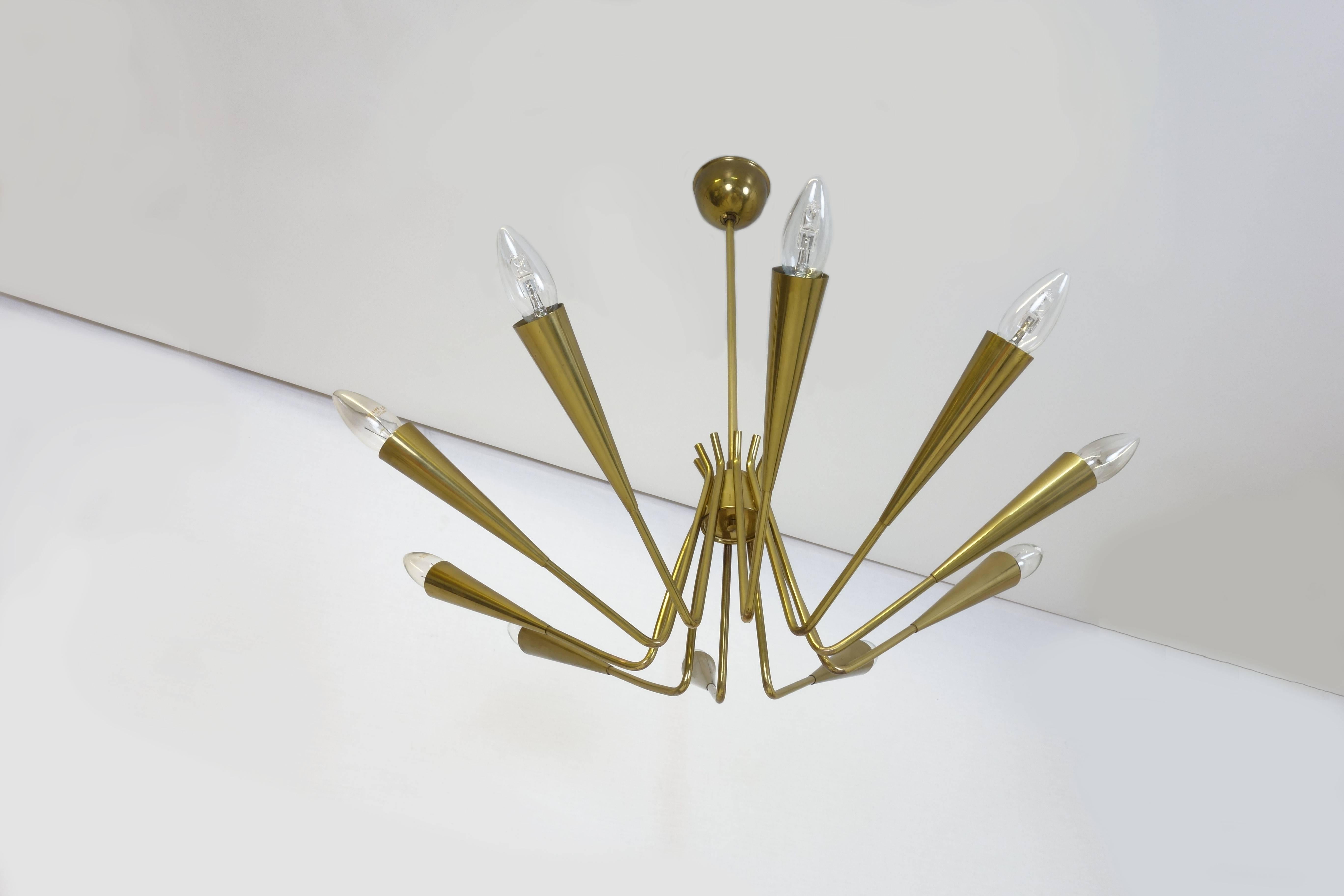 Mid-Century Modern Large Chandelier Equipped with Ten Bulbs in Solid Brass Sputnik Age For Sale