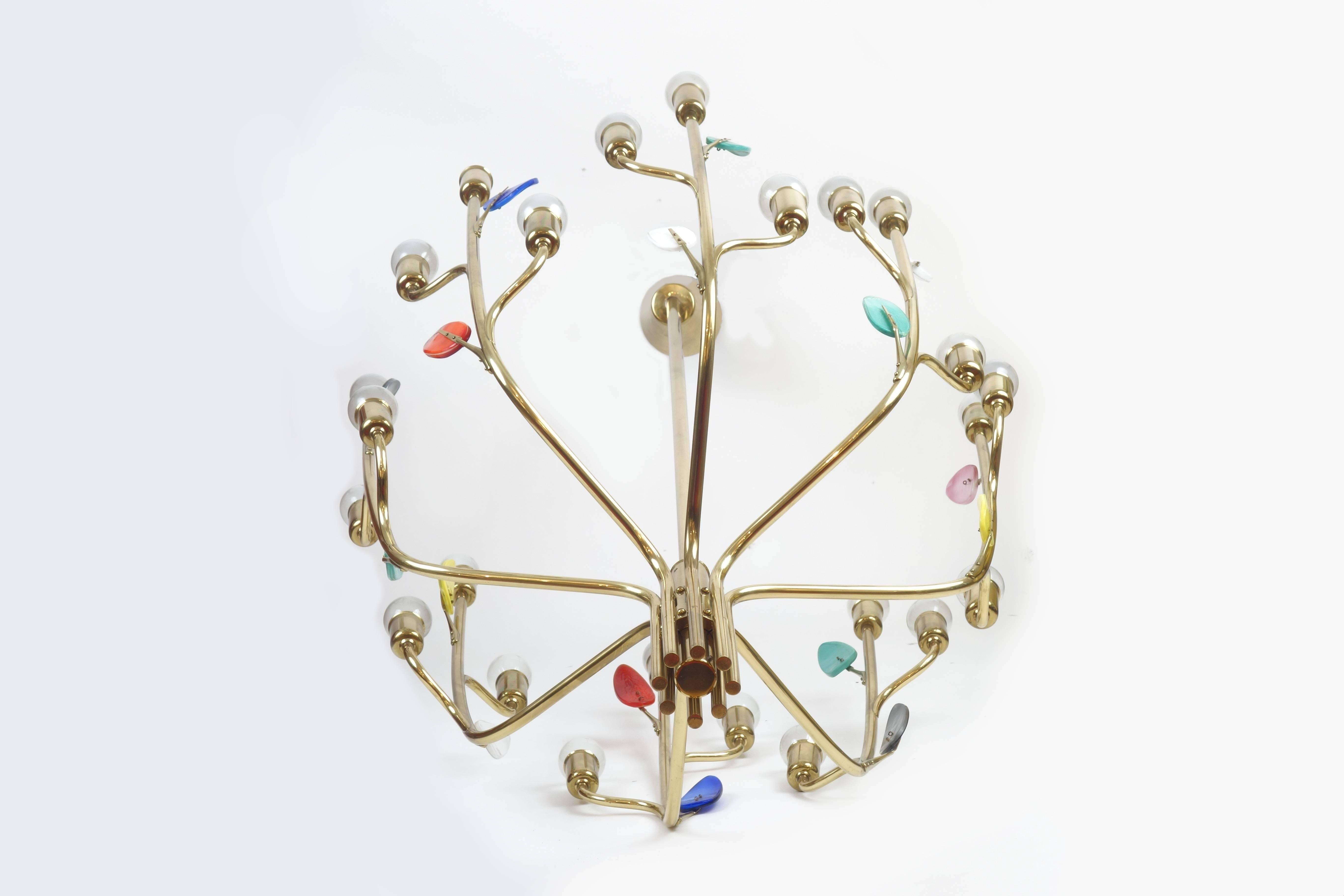 Large 1950s Brass Chandelier by Kalmar with Glass Decoration In Excellent Condition For Sale In Perchtoldsdorf, AT
