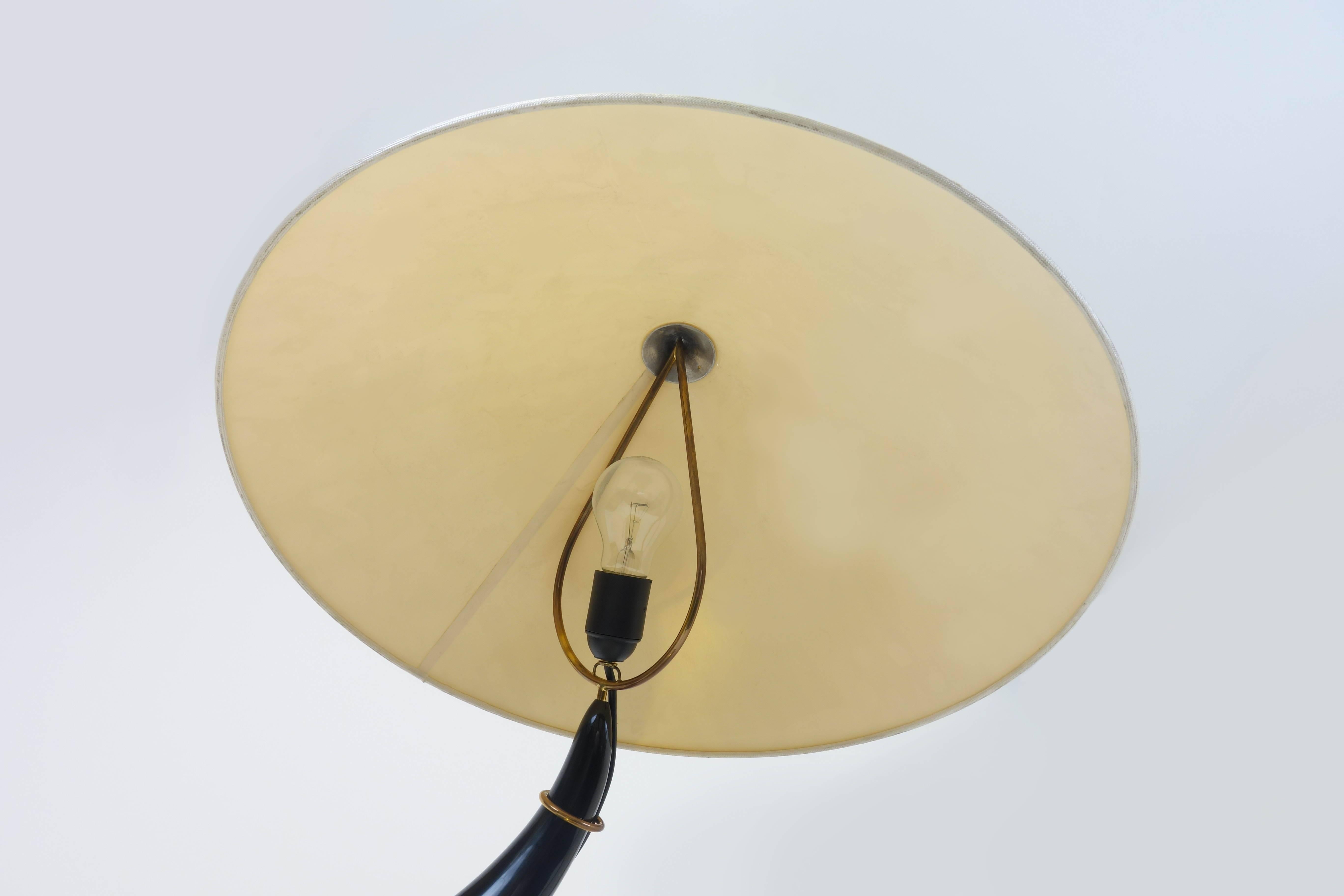 Table lamp 7255/2 of Cow Horn on brass plinth by Carl Auboeck, Vienna. It has one bulb under the lyra-shaped mounting of the lampshade.