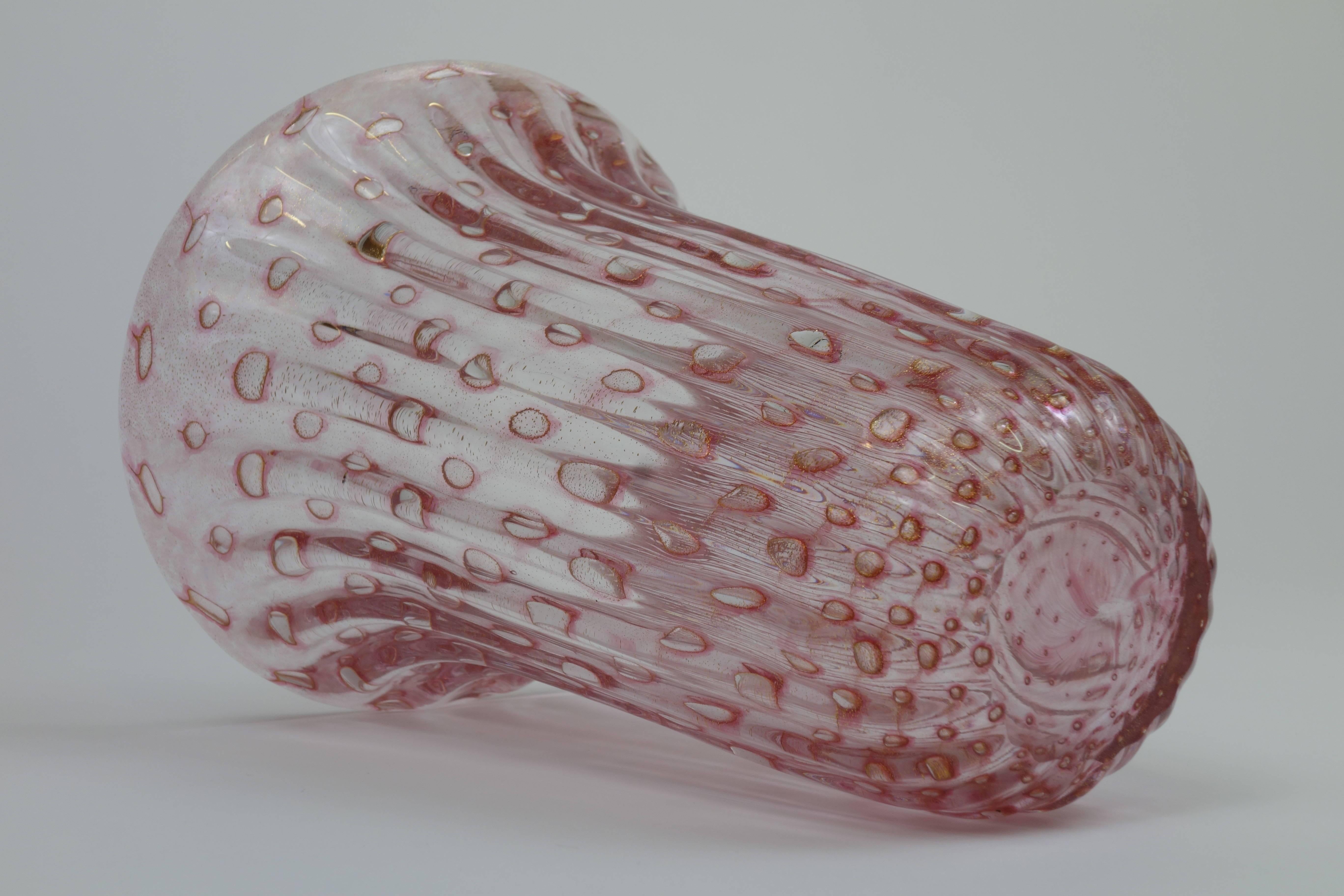 Handblown fluted Murano glass vase by Fratelli Toso, Italy, 1952. Dusky pink body bearing iridescent air bubble inclusions with 24-karat gold polvera d'oro flecks.