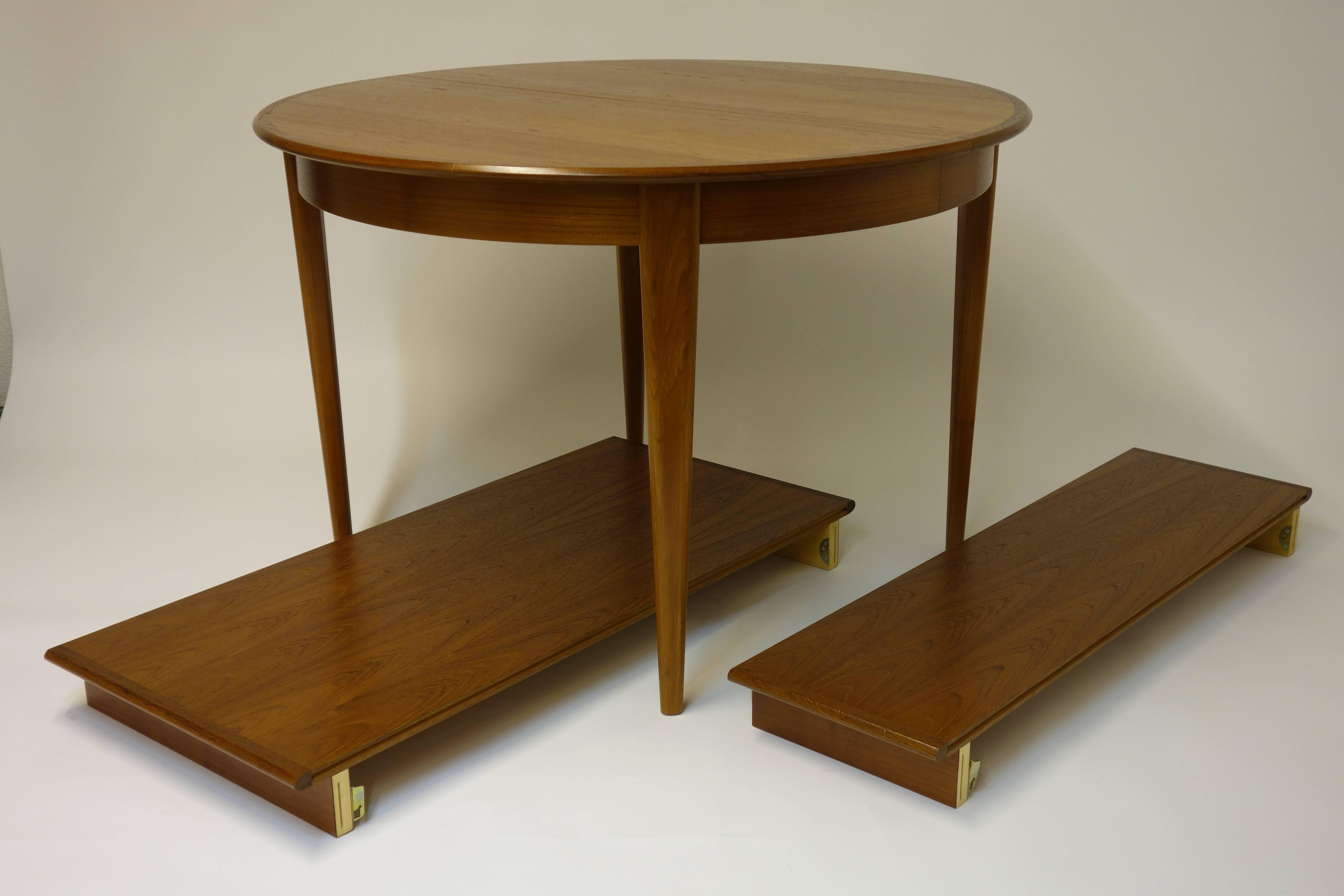 Extraordinary dining room set designed by Johannes Andersen, Denmark 1960s. It is manufactured of solid teak wood and consists of a dining table with a diameter of 110cm. Its length can be enlarged with two separate extensions (50cm and 30cm)