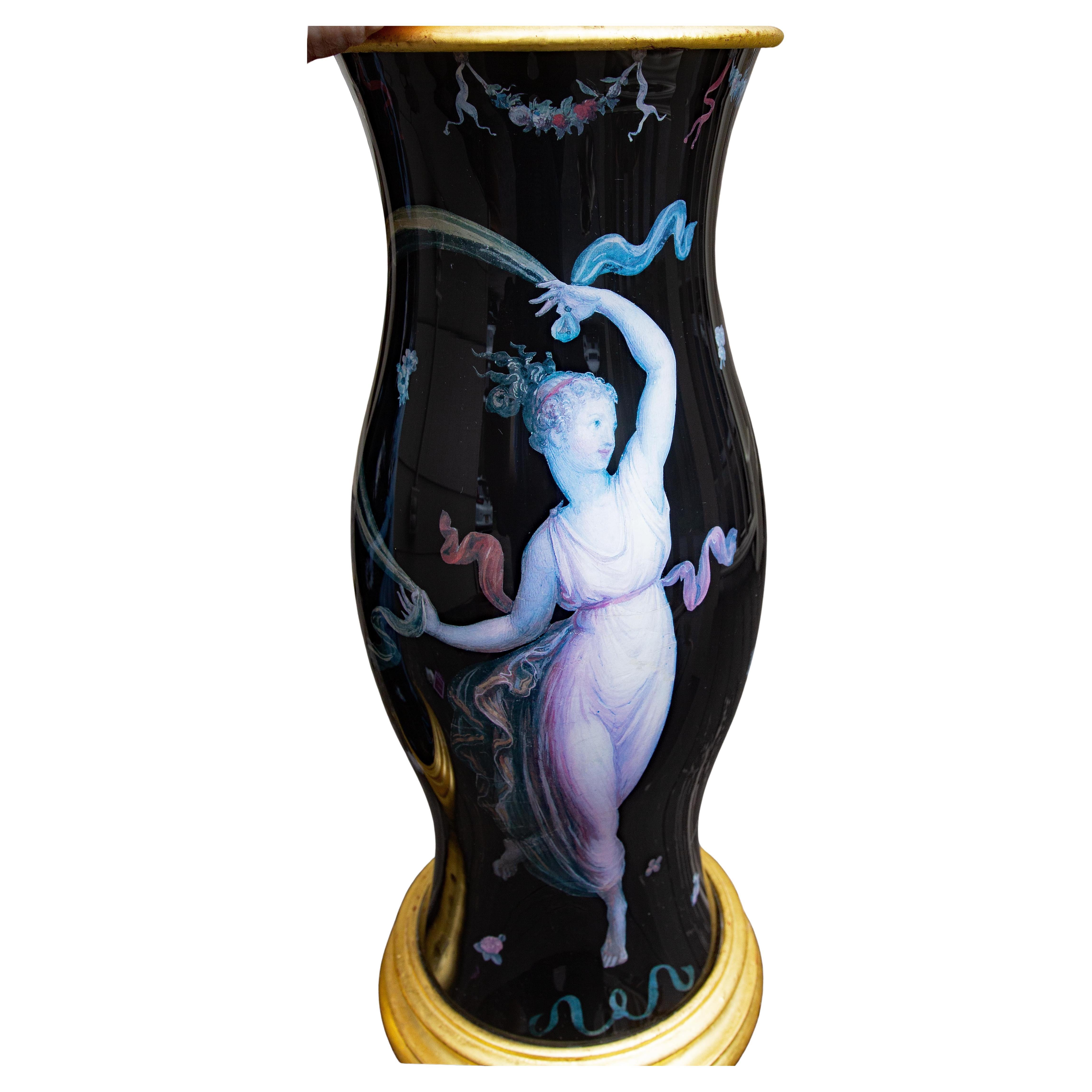 Paire de lampes anciennes en verre décalcomanie, décorées à l'envers. Des couleurs riches.  Elles sont décorées de figures féminines néoclassiques.  La décalcomanie est une technique décorative qui permet de transférer des gravures et des estampes.