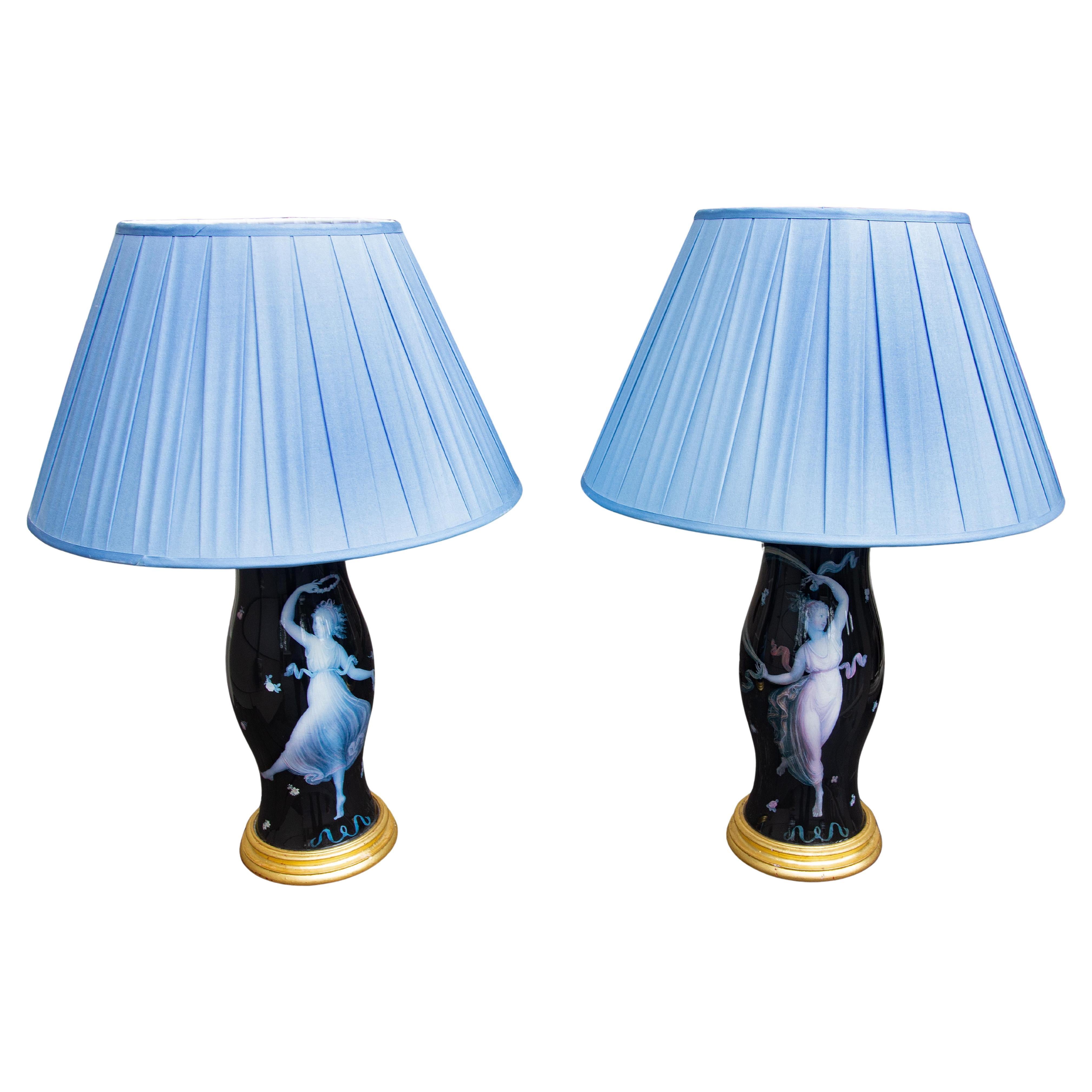 20ième siècle Paire de lampes Décalcomanie de style néoclassique du milieu du siècle avec abat-jour en soie en vente