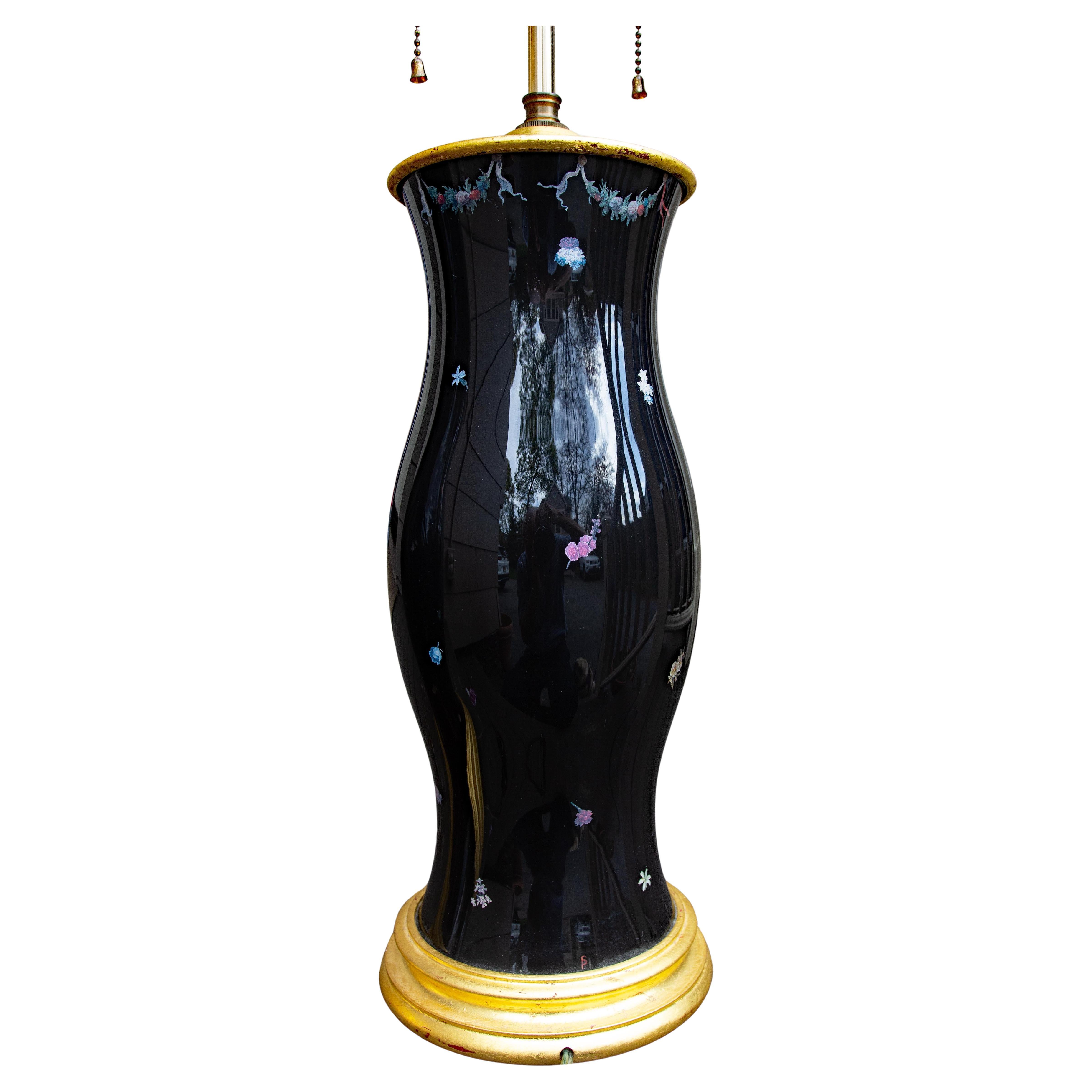 Paire de lampes Décalcomanie de style néoclassique du milieu du siècle avec abat-jour en soie en vente 2