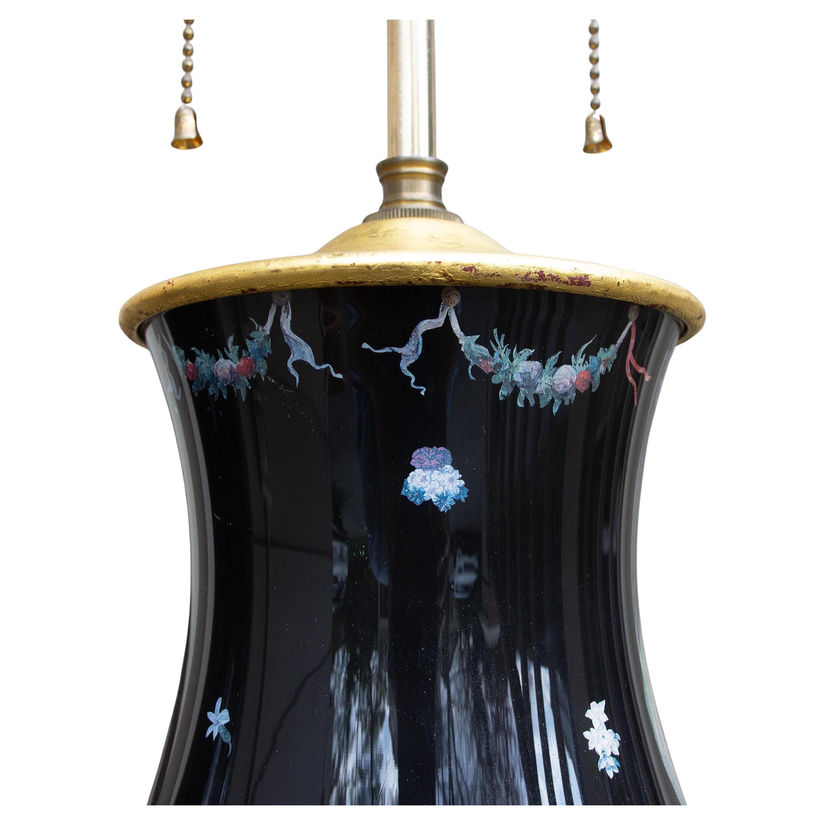 Paire de lampes Décalcomanie de style néoclassique du milieu du siècle avec abat-jour en soie en vente 1