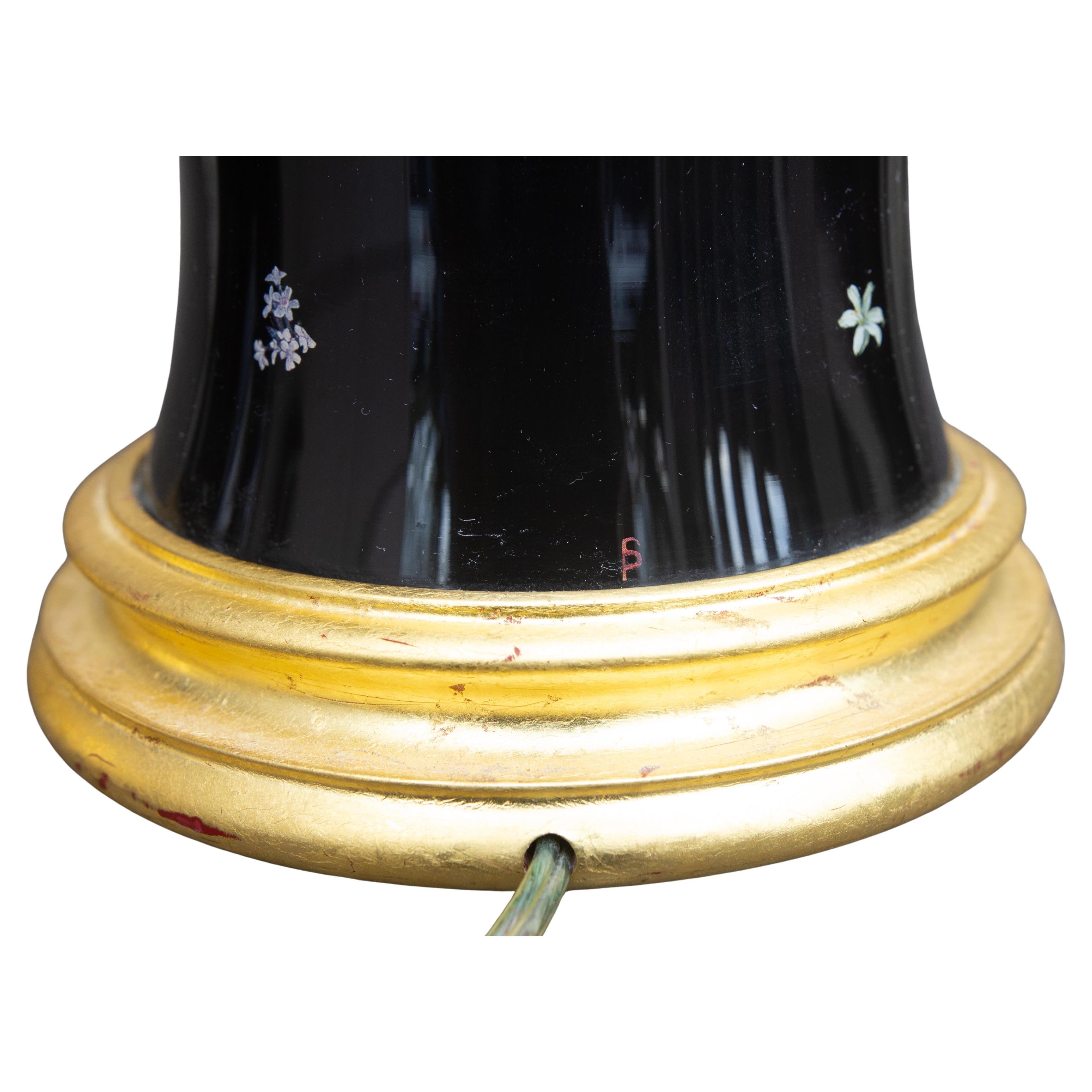 Métal Paire de lampes Décalcomanie de style néoclassique du milieu du siècle avec abat-jour en soie en vente