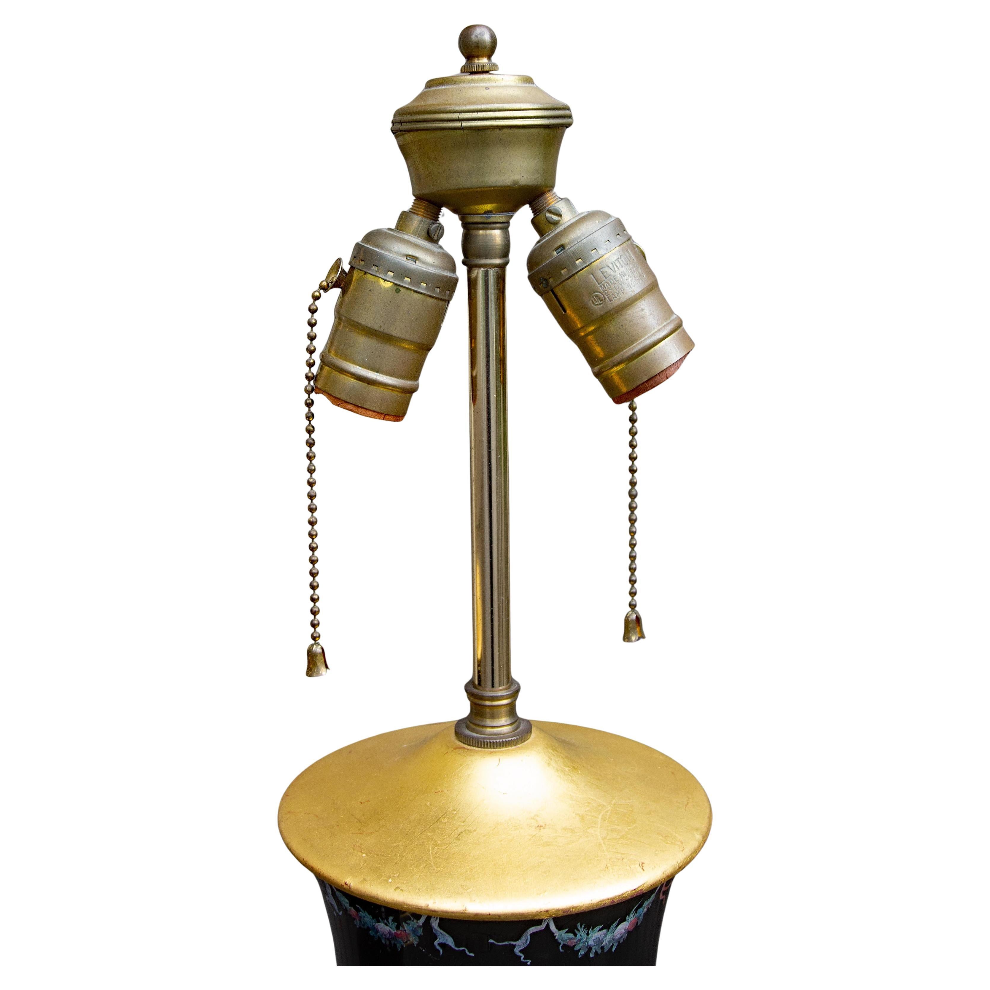 Paire de lampes Décalcomanie de style néoclassique du milieu du siècle avec abat-jour en soie en vente 3