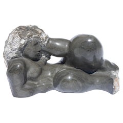 Scultura modernista in granito raffigurante un nudo femminile, opera di Charlotte Lees